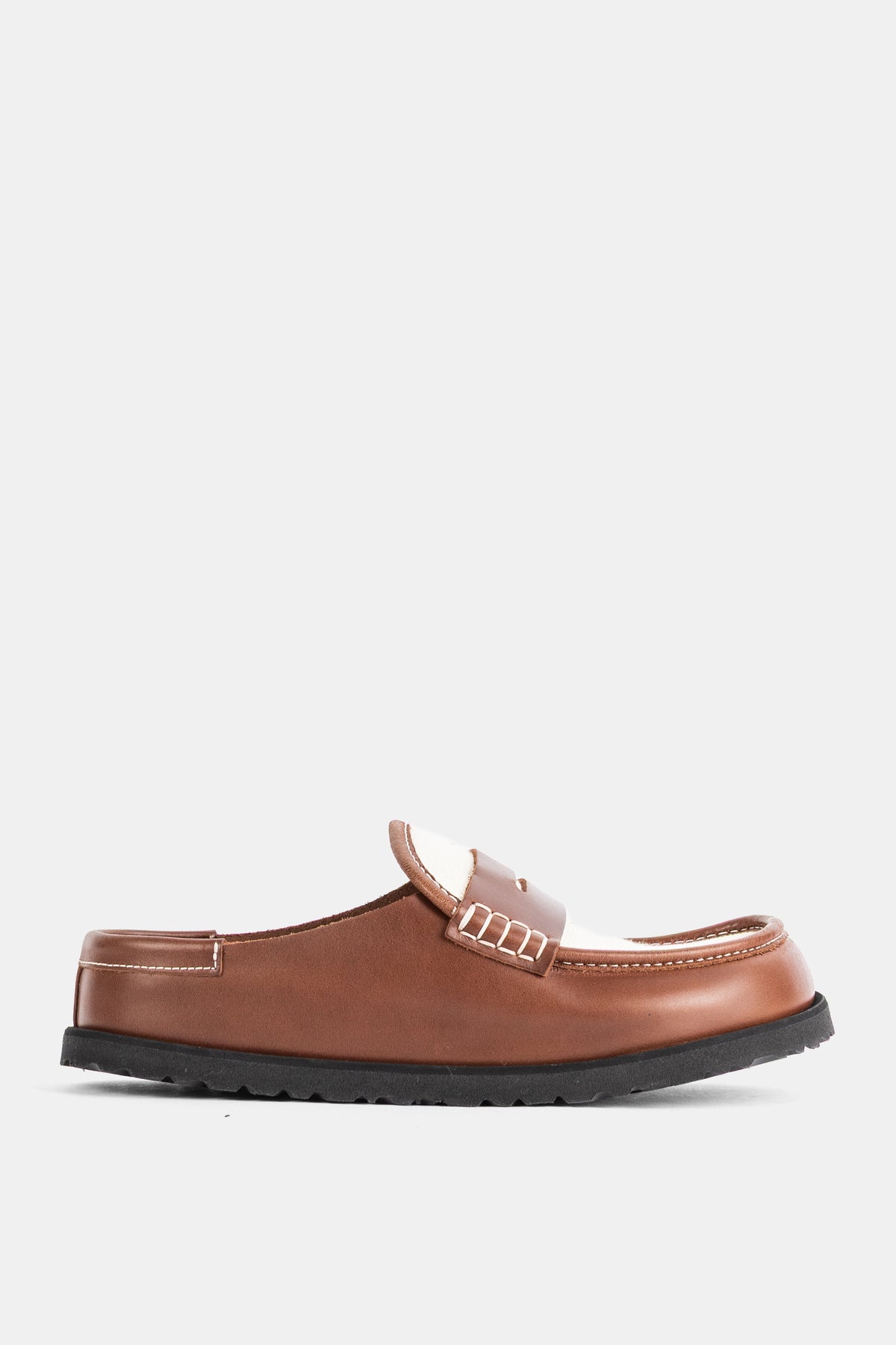 Birkenstock 1774 Naples mules van kaneelbruin leer en wit vilt met een contrasterende ivoorwitte pennyband.