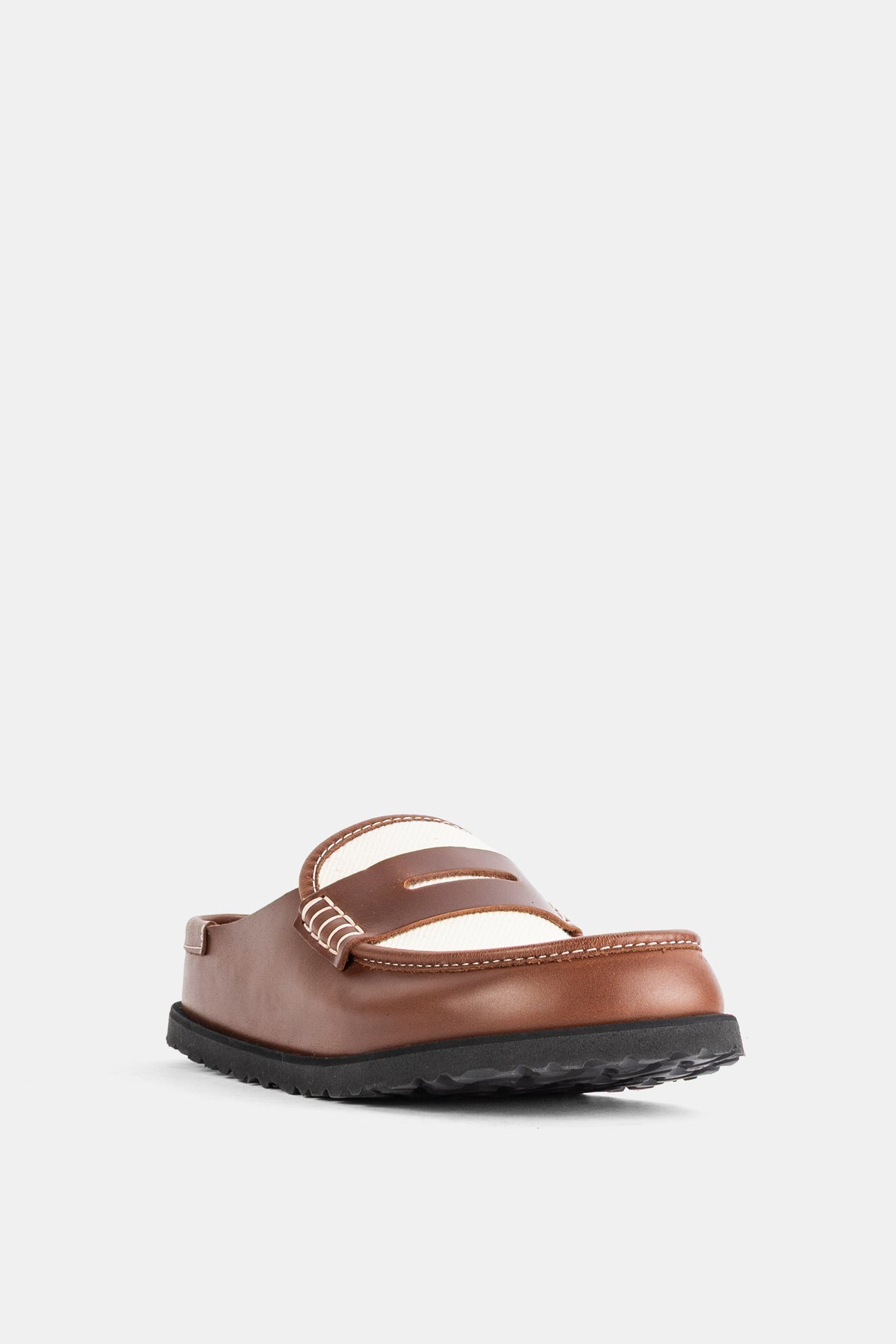 Birkenstock 1774 Naples damesmule in driekwartprofiel met een zwarte profielzool en opvallende witte stiksels.