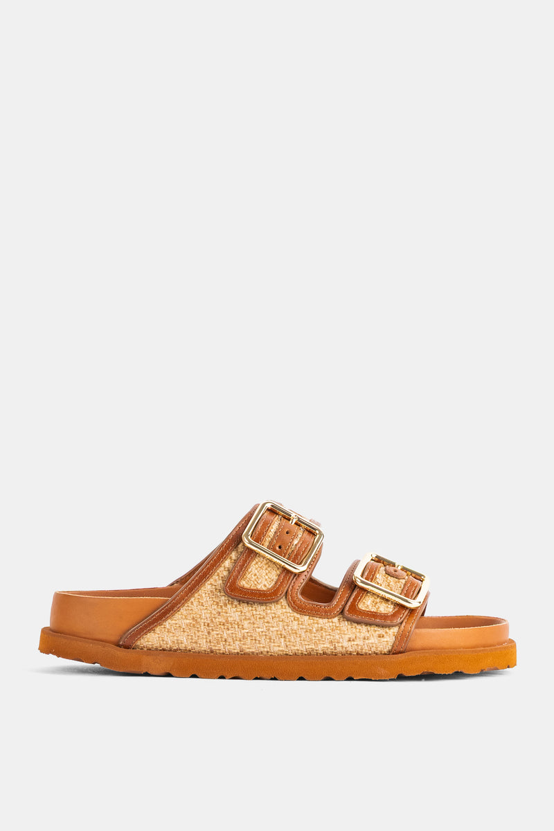 Sandali Arizona Birkenstock 1774 in rafia intrecciata camel con doppia fascia, fibbie dorate e suola spessa.