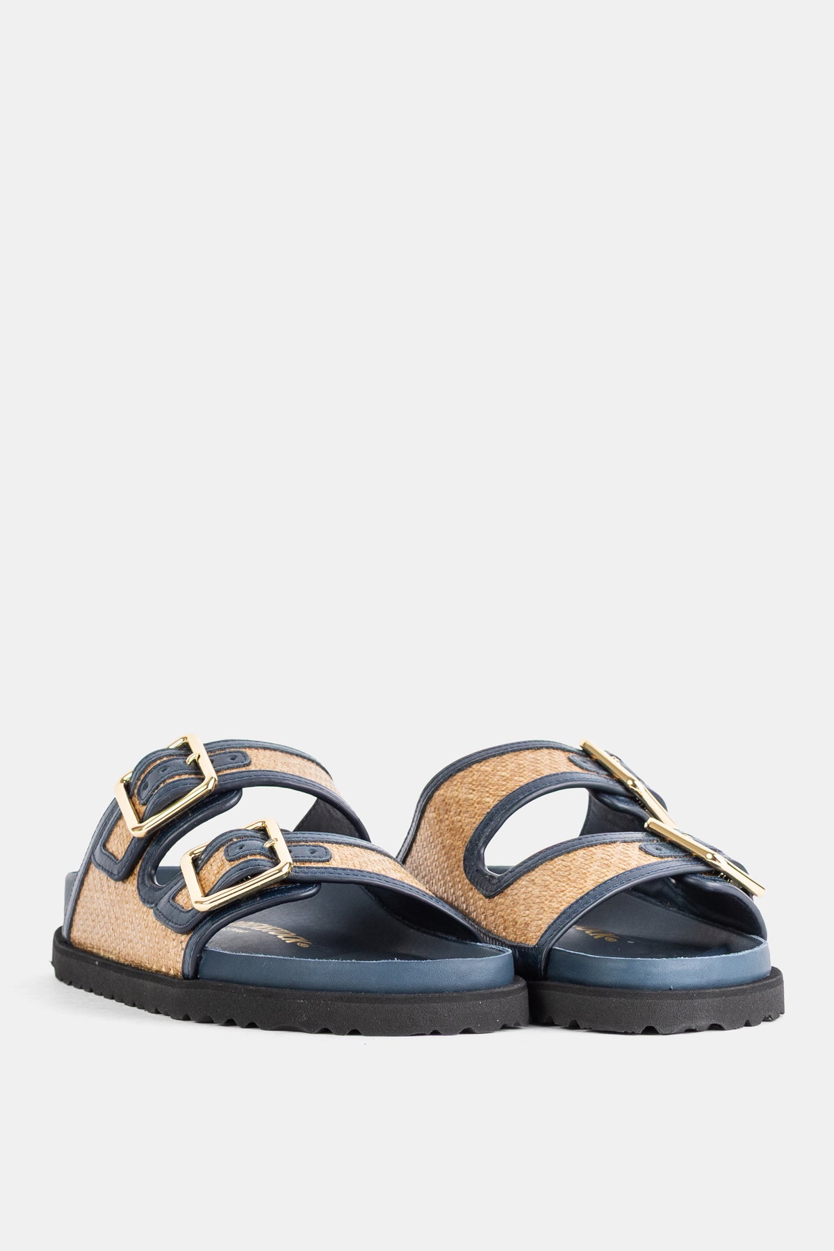 Sandali Birkenstock 1774 Arizona vista posteriore di tre quarti, suola nera e tomaia in rafia e pelle navy