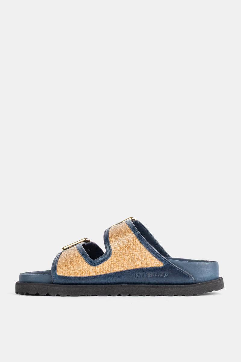 Profilo laterale Birkenstock 1774 Arizona in pelle navy con suola nera carrarmato e rafia beige intrecciata