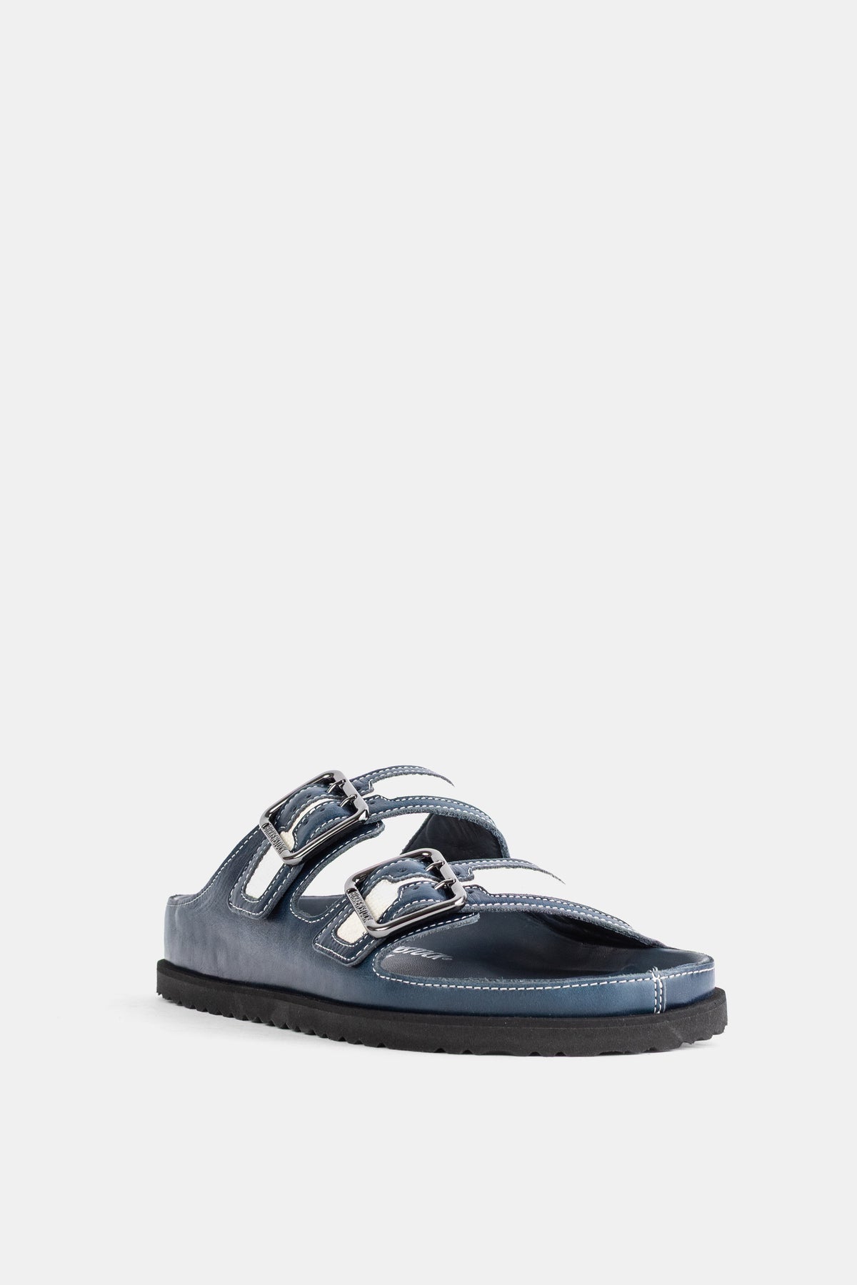 Sandalo piatto uomo Birkenstock 1774 in pelle blu marina con tre cinturini a fibbia e suola nera dentellata