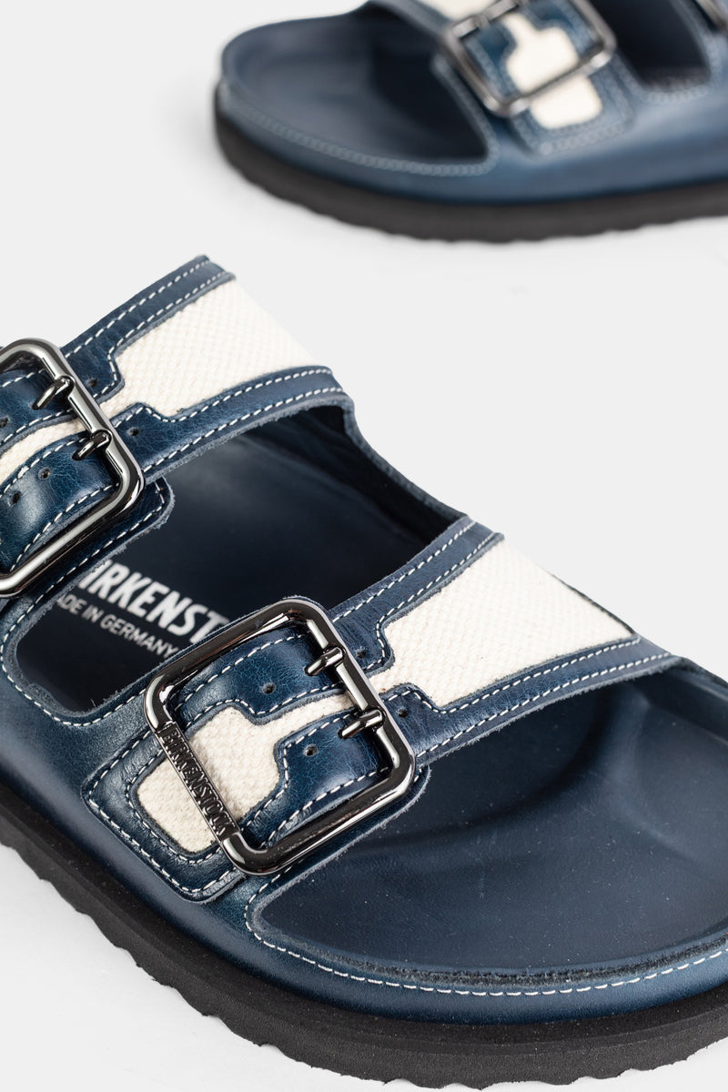 Dettaglio fibbie gunmetal Birkenstock 1774 Arizona Midnight su doppi cinturini in pelle blu e tela ecru