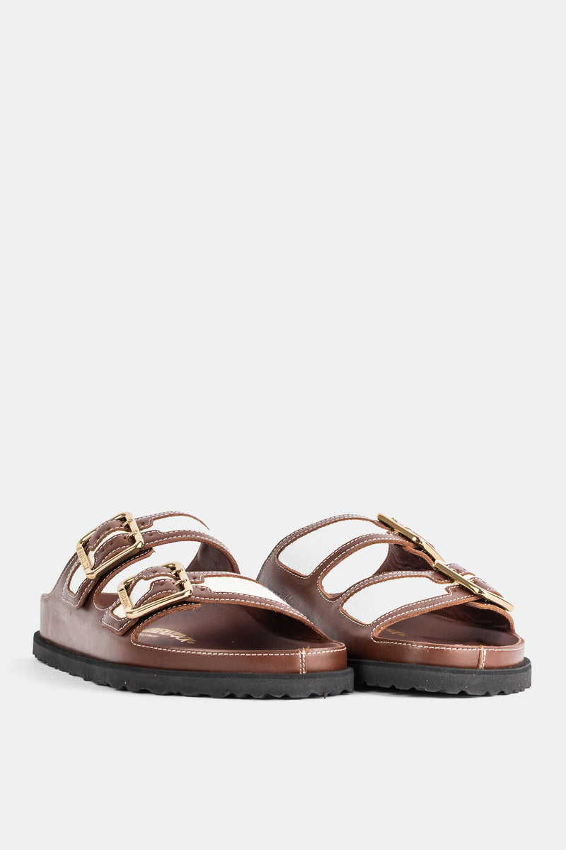 Vista posteriore della coppia Birkenstock 1774 Arizona in pelle cannella con doppia fibbia e suola in gomma nera.