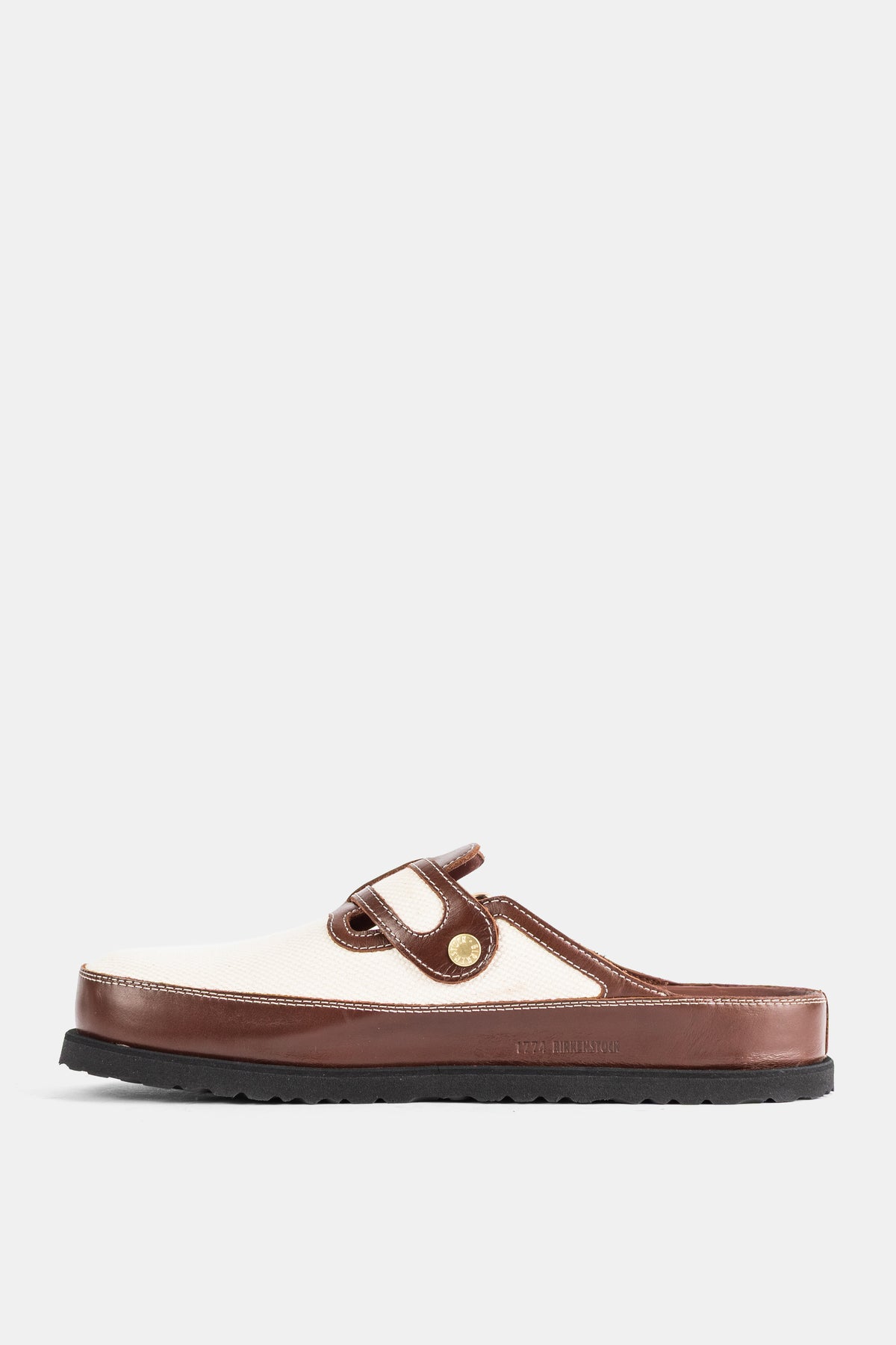 Birkenstock 1774 Boston uomo profilo laterale, tomaia in tela naturale, bordo in pelle cannella e suola carrarmato nera.