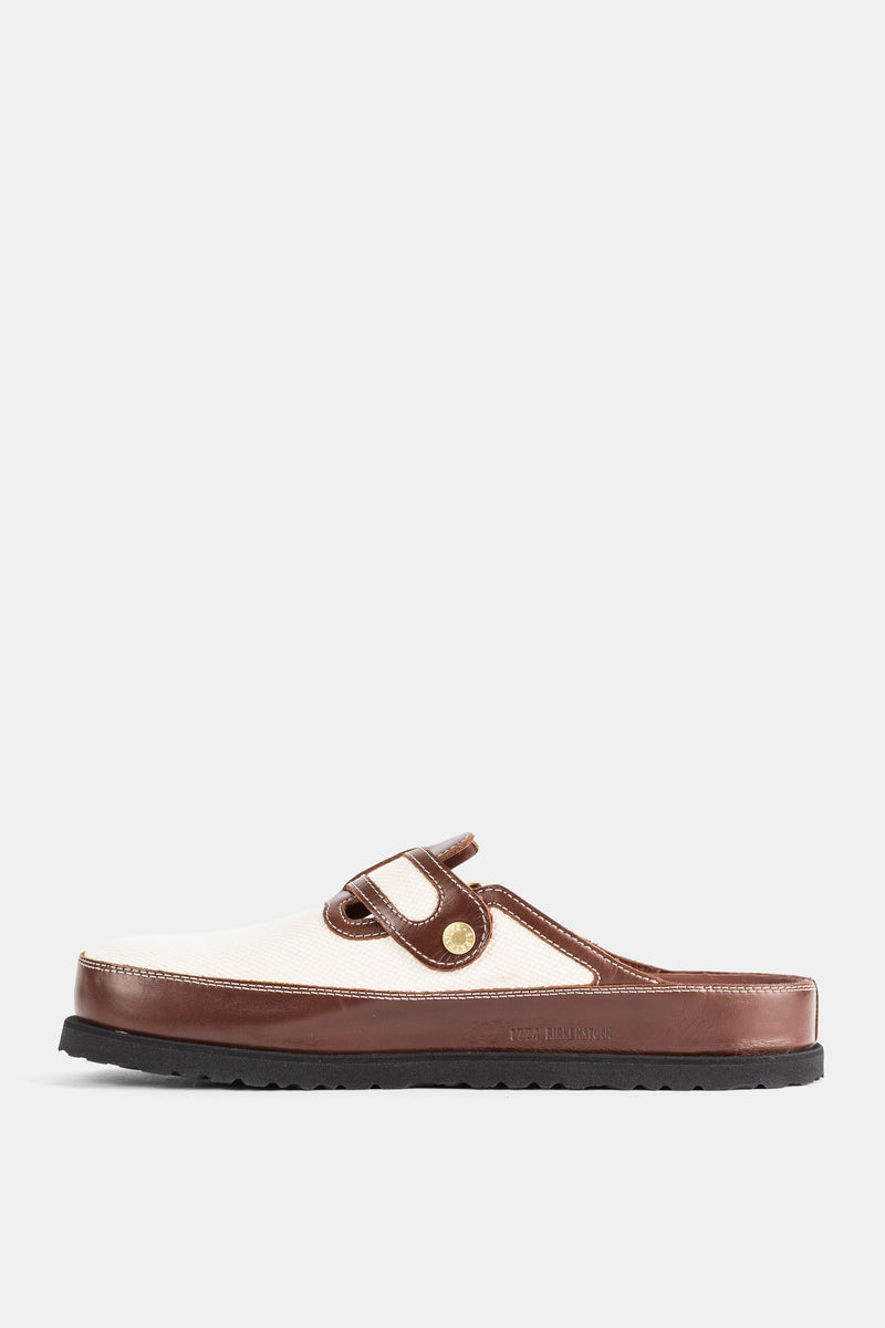 Birkenstock 1774 Boston uomo profilo laterale, tomaia in tela naturale, bordo in pelle cannella e suola carrarmato nera.