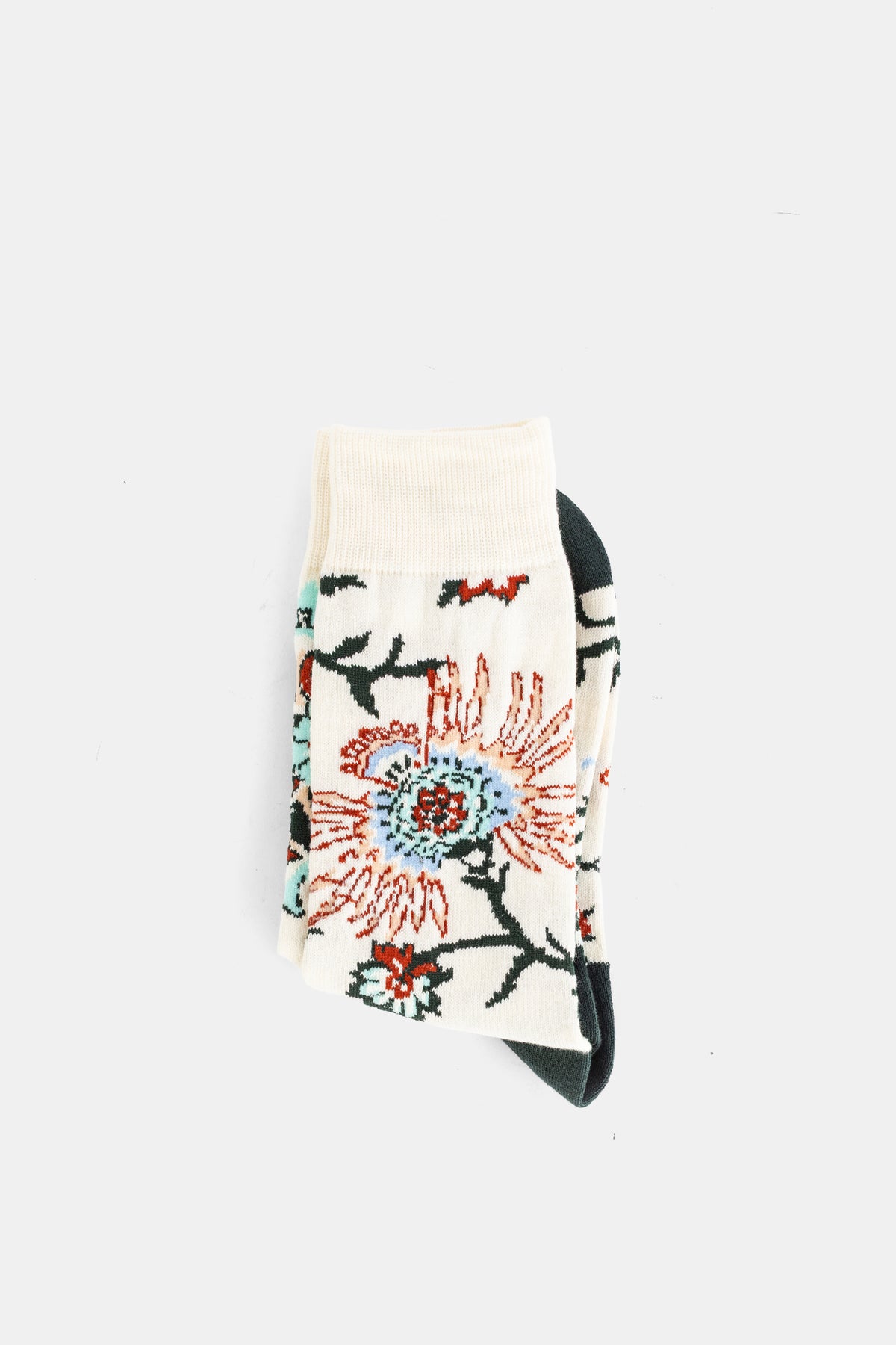 Sacai Damen-Socken aus Baumwolle in Off-White mit floralem Passionsblumenmuster in Rot und Hellblau, gefaltet.
