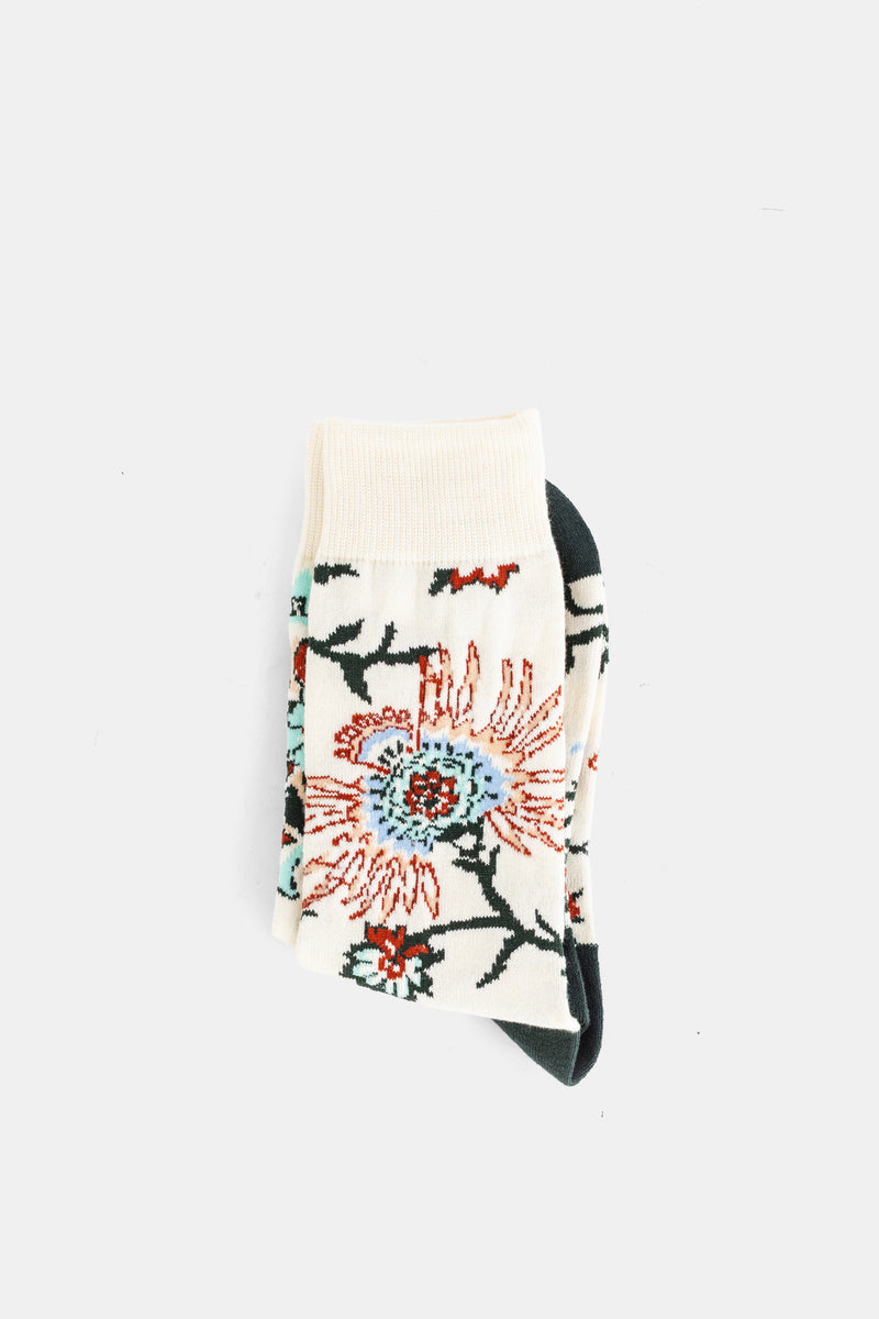 Sacai Damen-Socken aus Baumwolle in Off-White mit floralem Passionsblumenmuster in Rot und Hellblau, gefaltet.