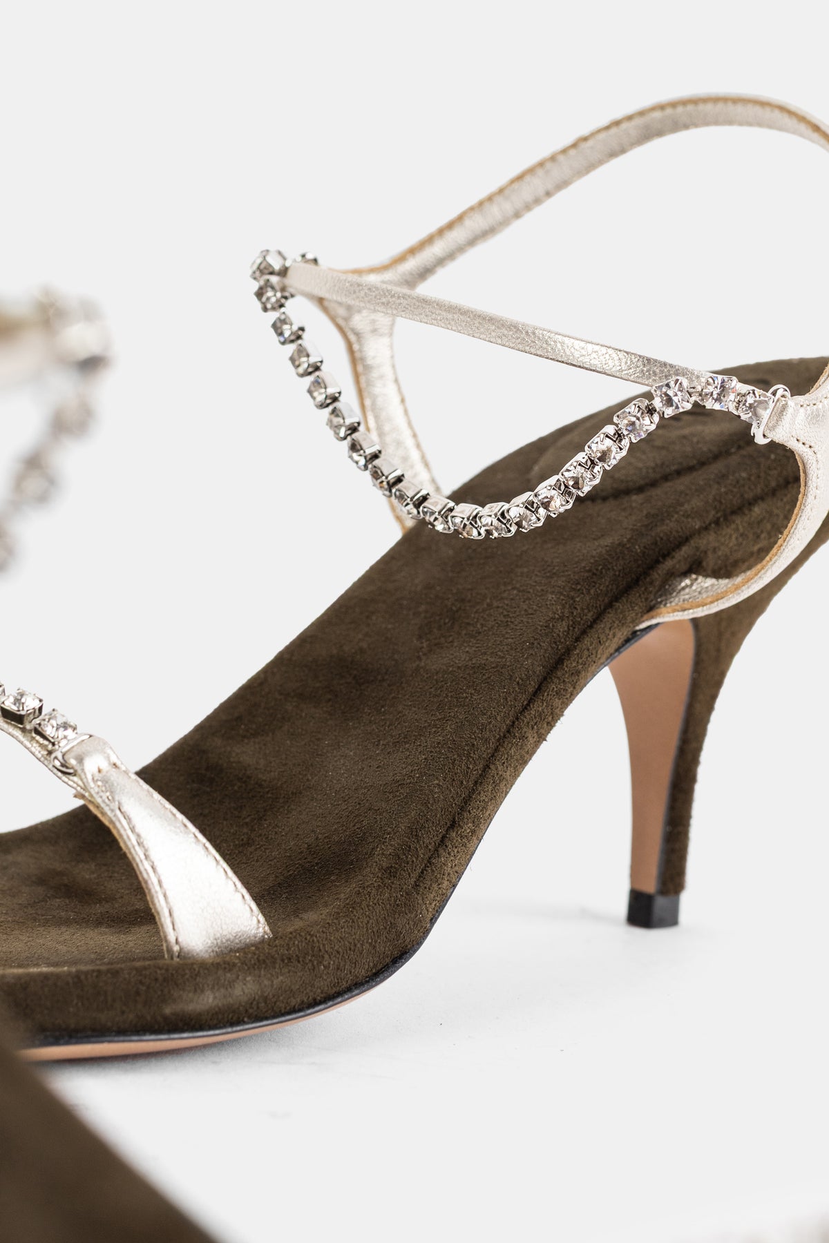 Chloé Zia escarpin gros plan sur ligne de cristaux incrustés et insole velours kaki, talon fin nude