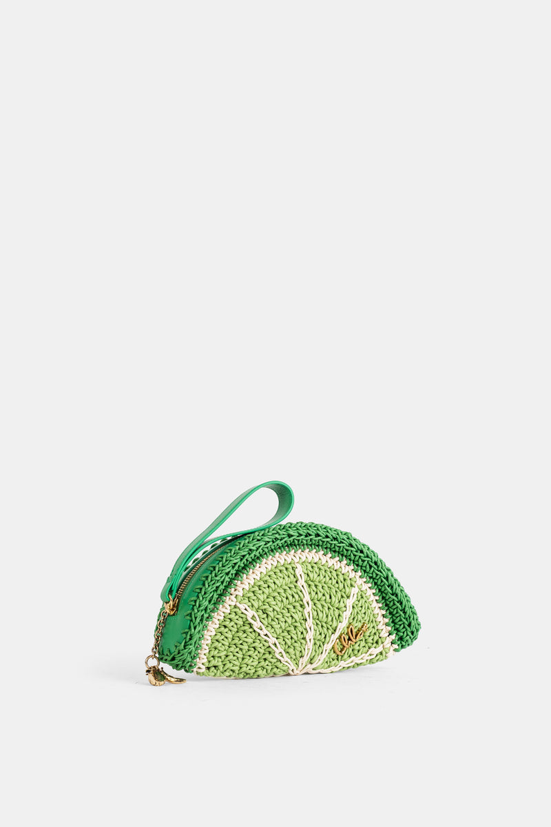 Chloé Mini-Tasche Tropicus aus grünem Raffia-Geflecht, Limettenscheiben-Motiv und goldener Reißverschluss.