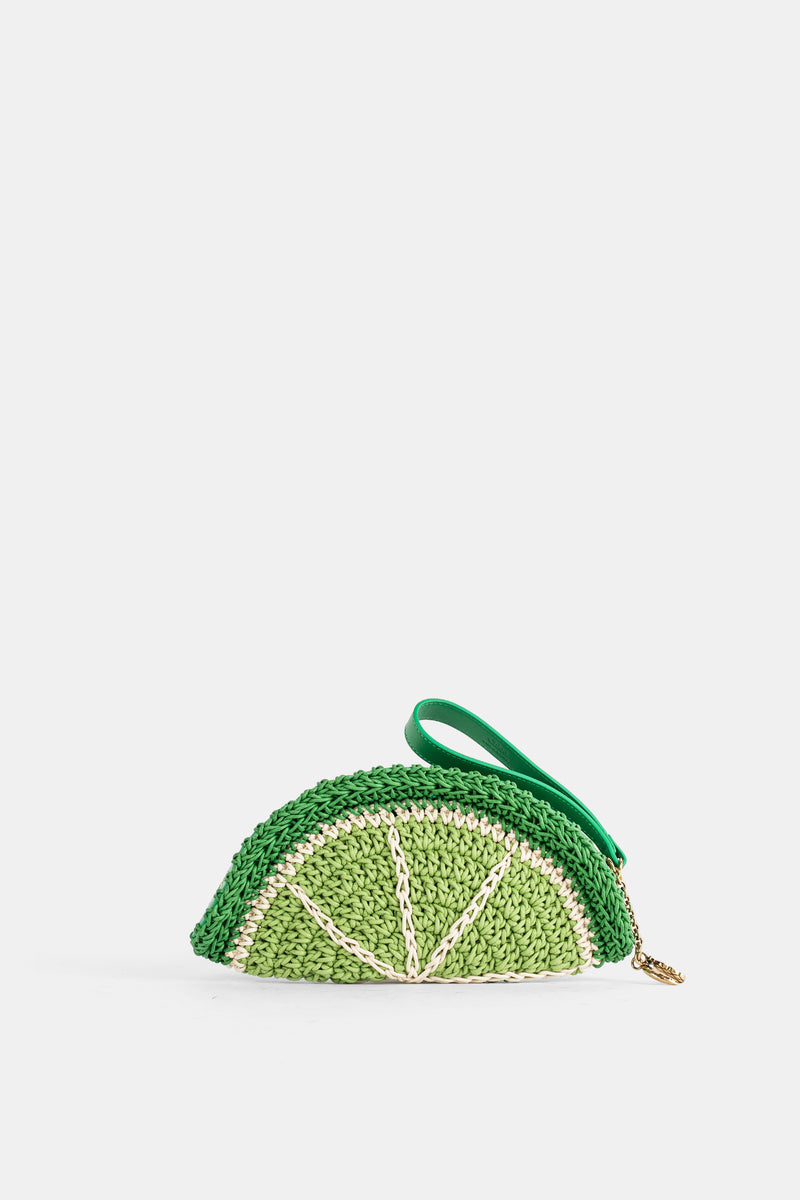 Pochette Tropicus da Chloé em forma de lima em croché verde e cru, pega em pele esmeralda e fecho zip dourado