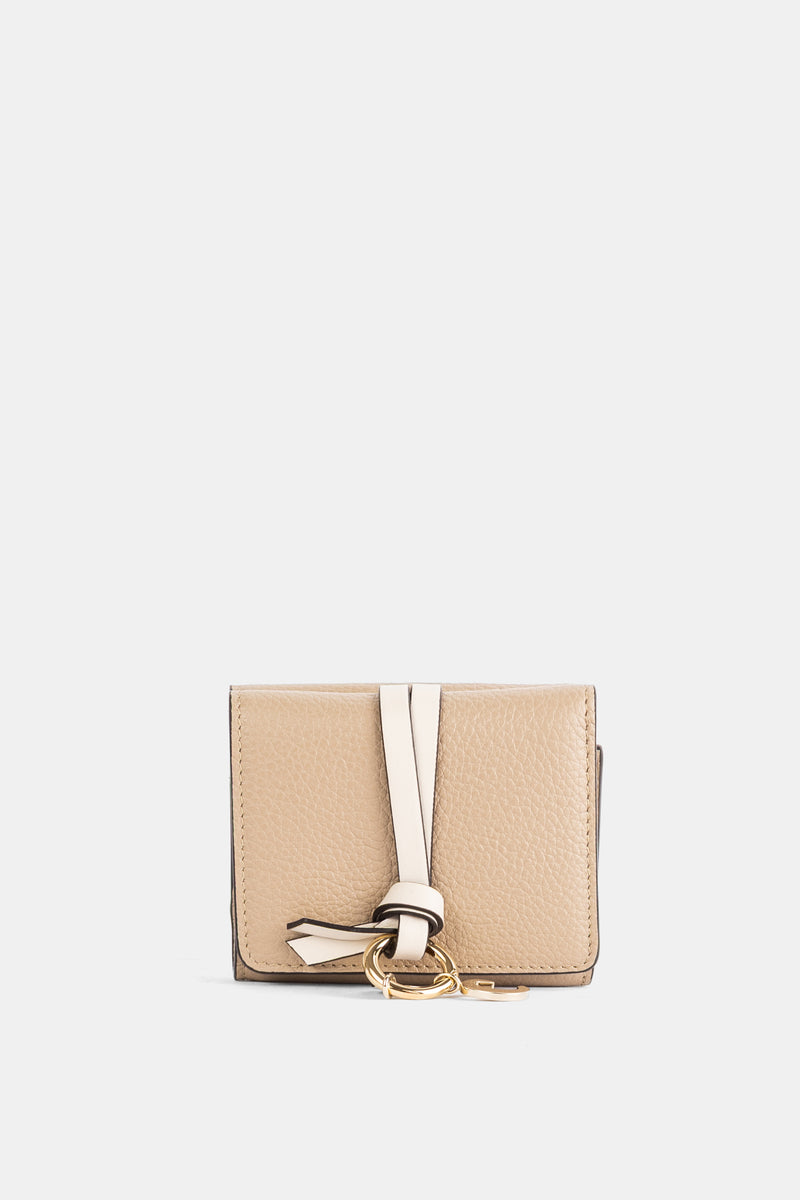 Mini carteira Chloé Alphabet trifold em requintada pele granulada bege com anel dourado e tira creme.
