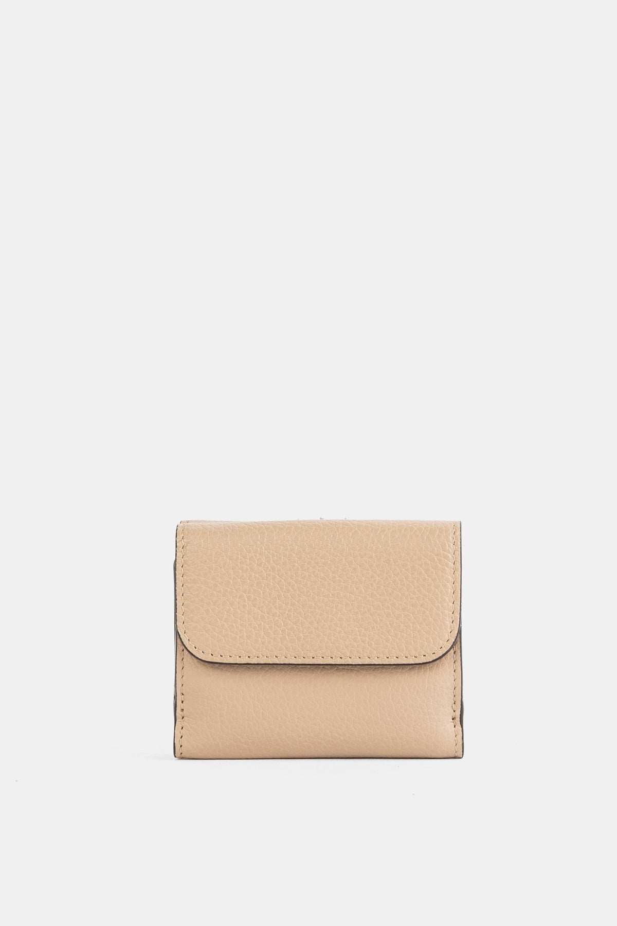 Mini carteira trifold para mulher Chloé em pele granulada beige areia com aba arredondada e costuras visíveis.
