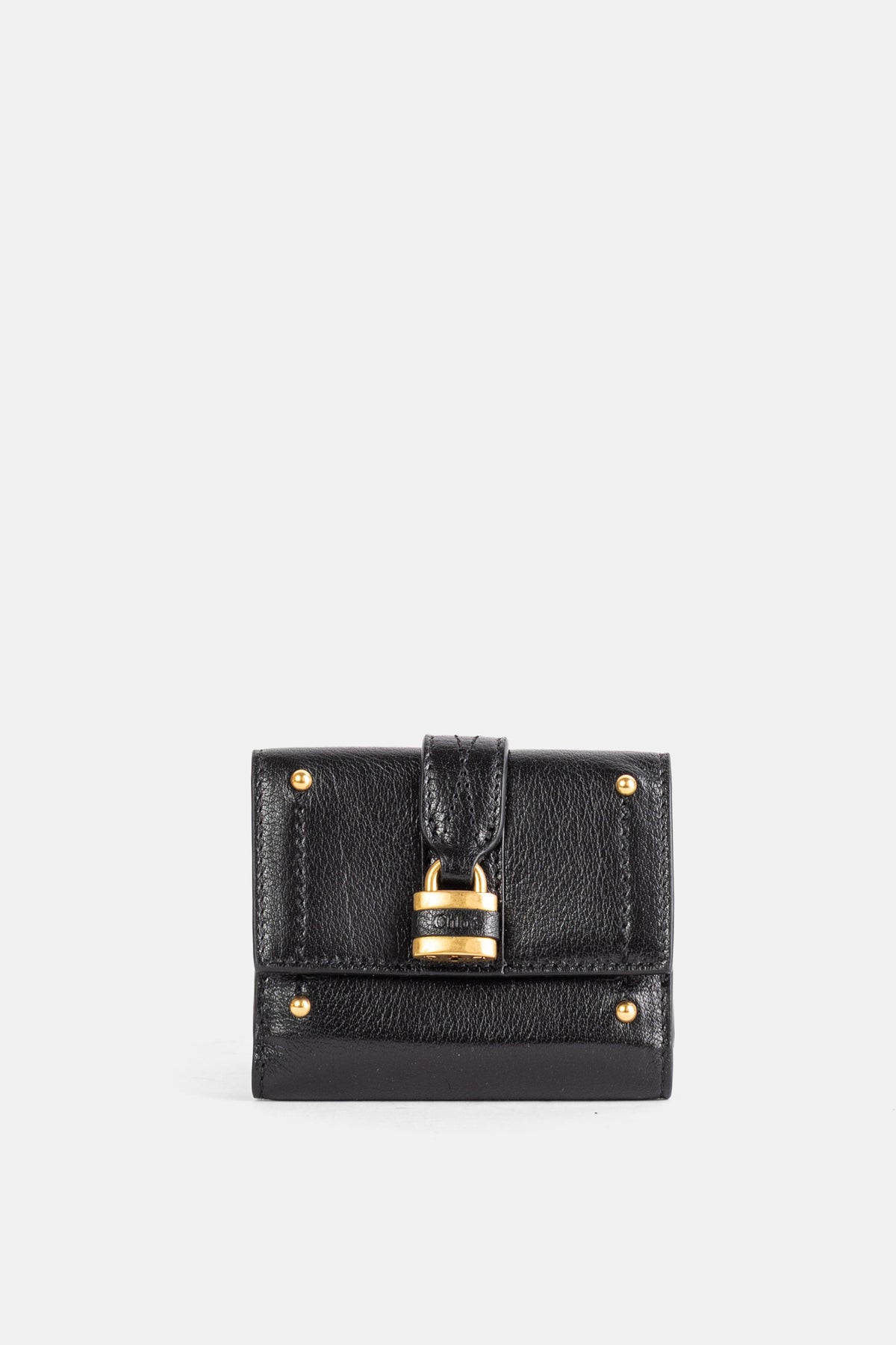 Mini portafoglio trifold Paddington Chloé in pelle martellata nera, arricchito dall'iconico lucchetto dorato.
