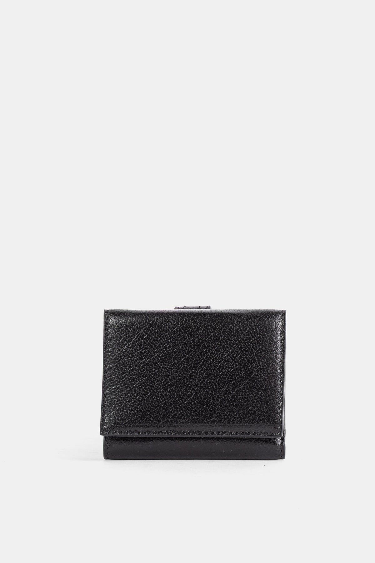 Mini portafoglio Paddington Chloé nero vista frontale, patta in pelle martellata e fermaglio metallico discreto.