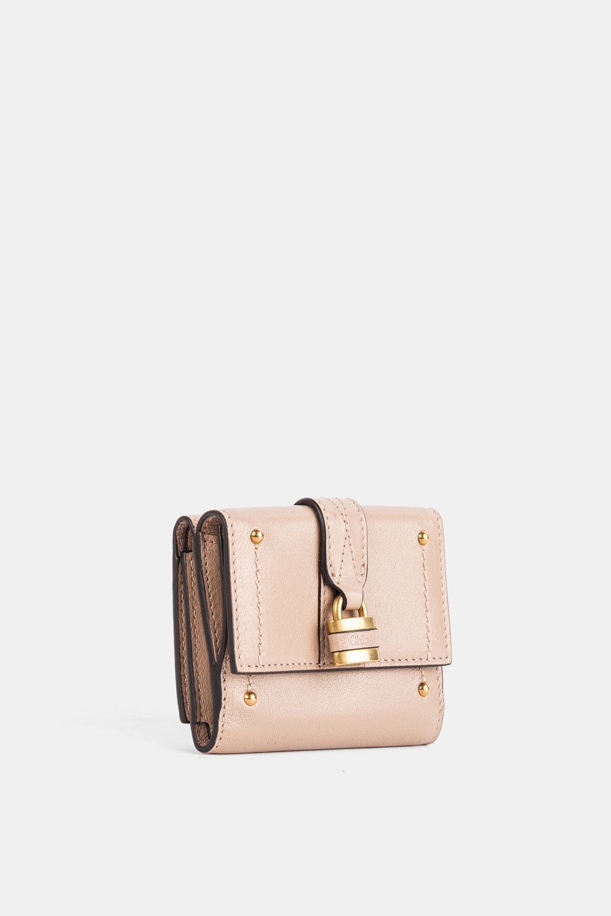 Chloé portefeuille compact Paddington vue trois quarts rivets dorés et sangle en cuir rose poudré