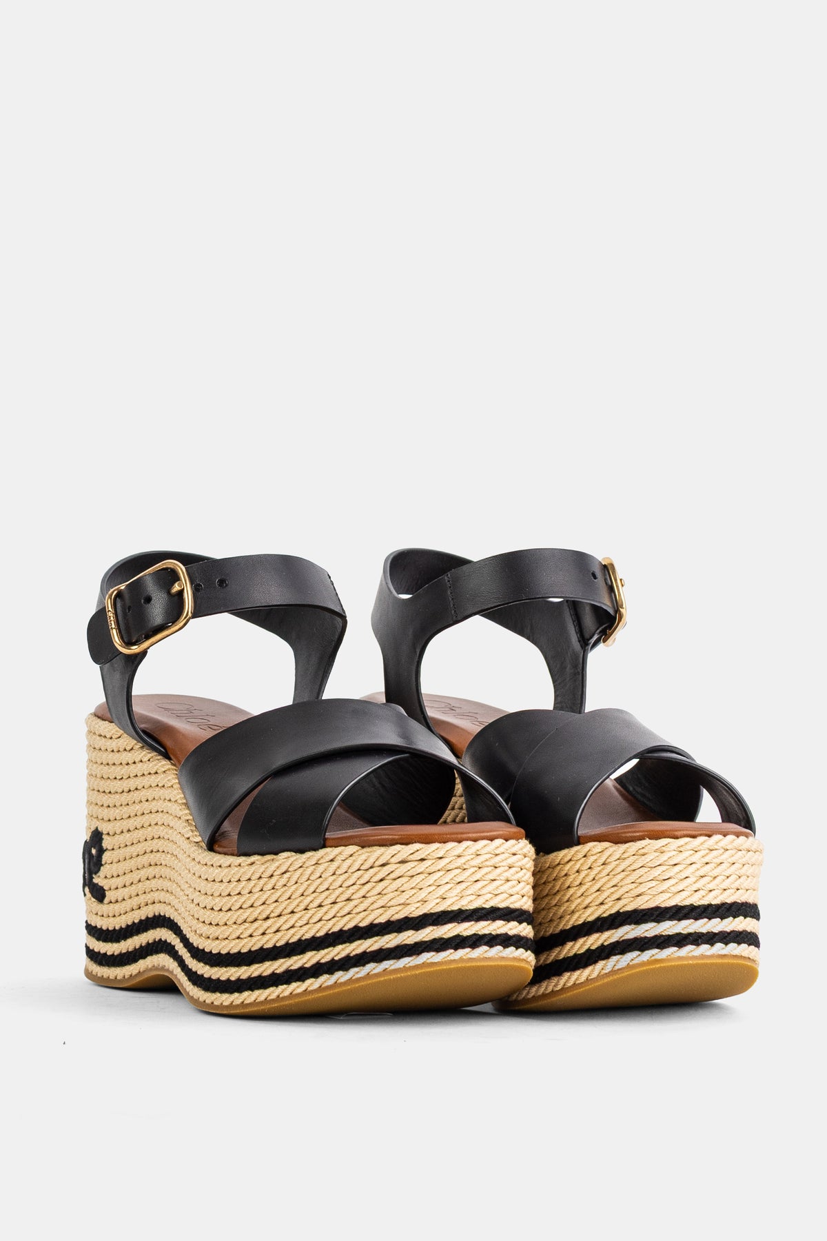 Chloé Plateau-Sandalen für Damen in Frontansicht mit schwarz-weißen Streifen und goldfarbener Schnalle.