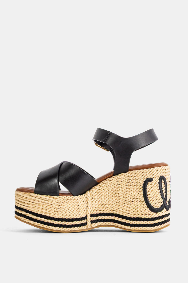 Chloé Keilsandalen Sand im Seitenprofil als Espadrilles mit dicker Bastsohle und schwarzen Kontraststreifen.