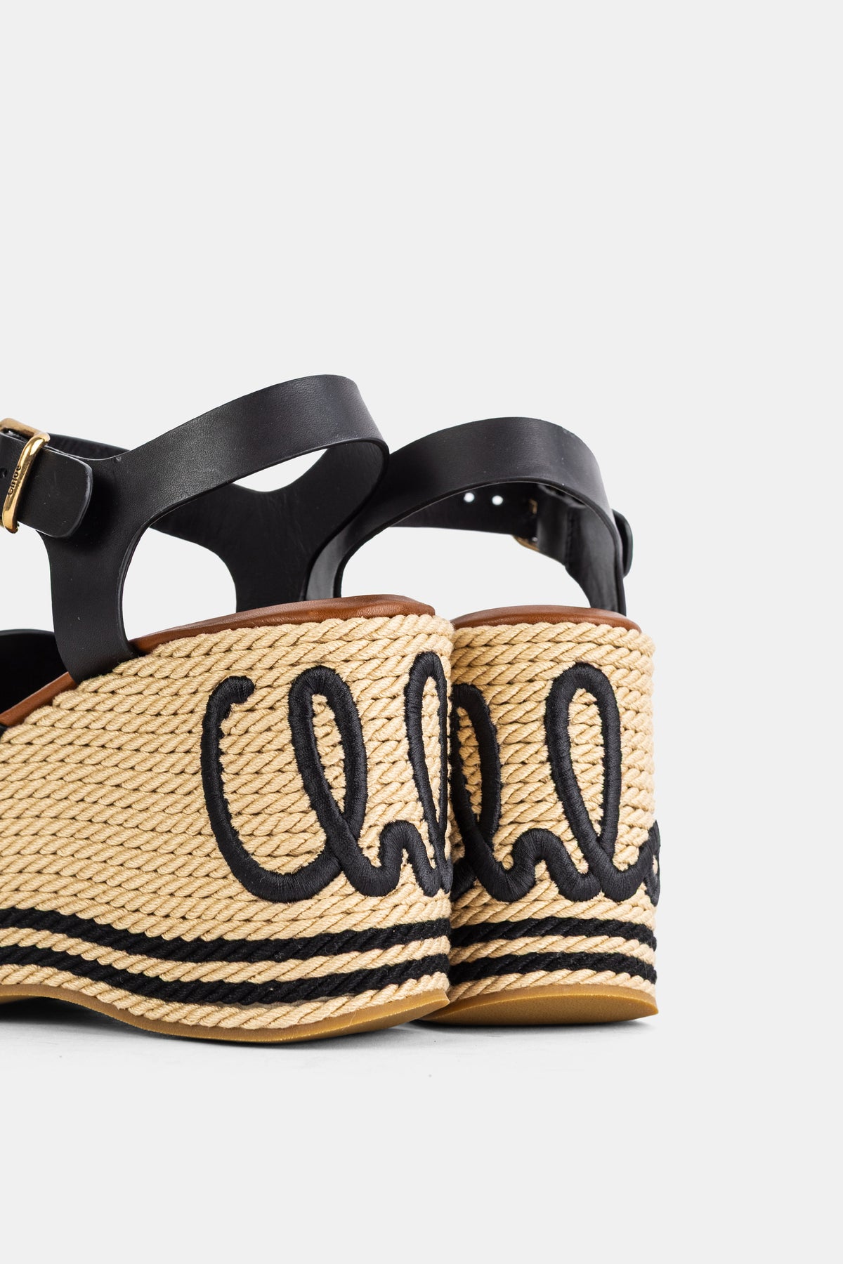 Chloé Keilabsatz-Espadrilles in Rückansicht mit gesticktem Logo-Schriftzug auf gestreifter Jutesohle.
