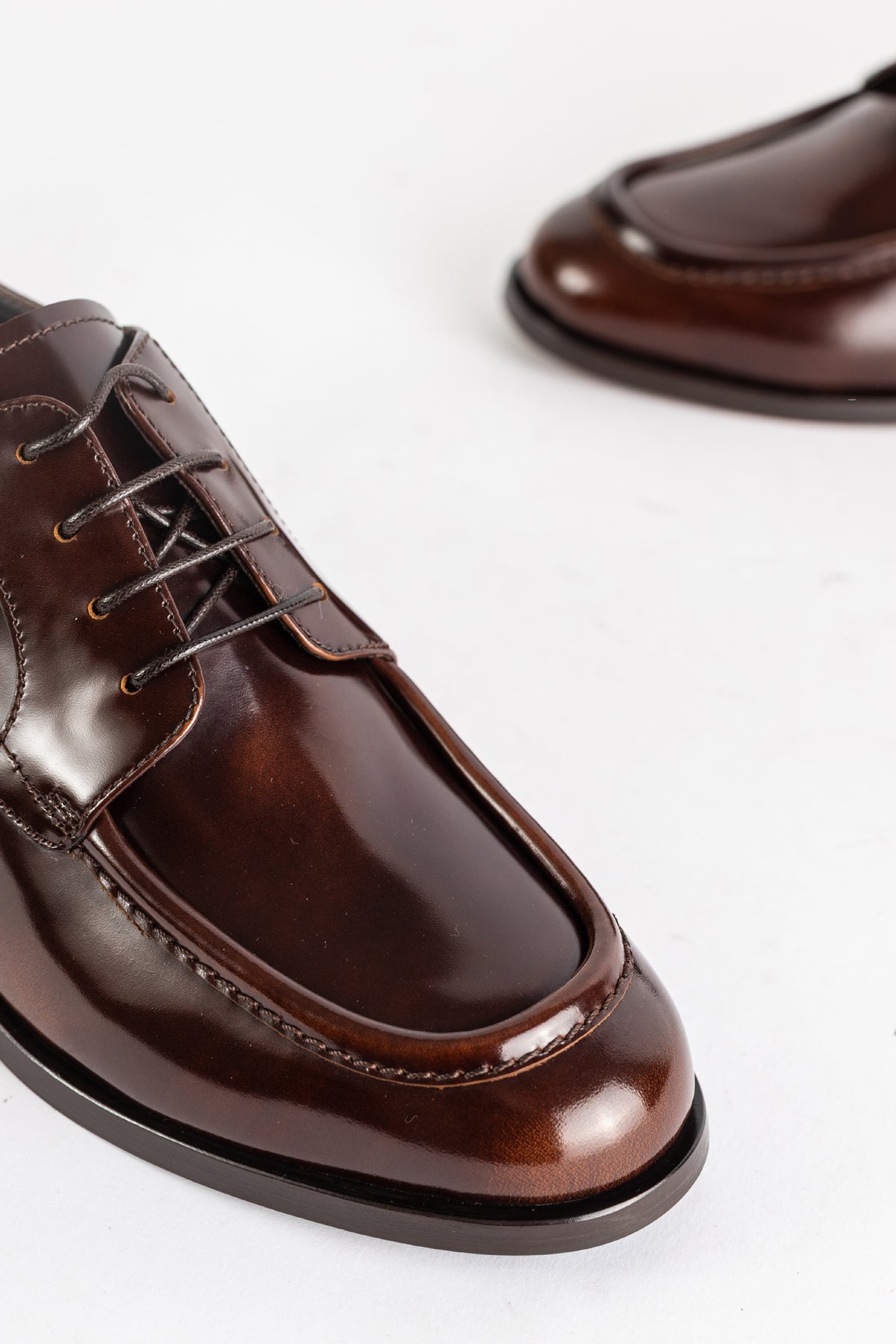 Church's derbies femme zoom avant-pied, surpiqûres apron toe sur cuir brossé bordeaux poli et semelle noire