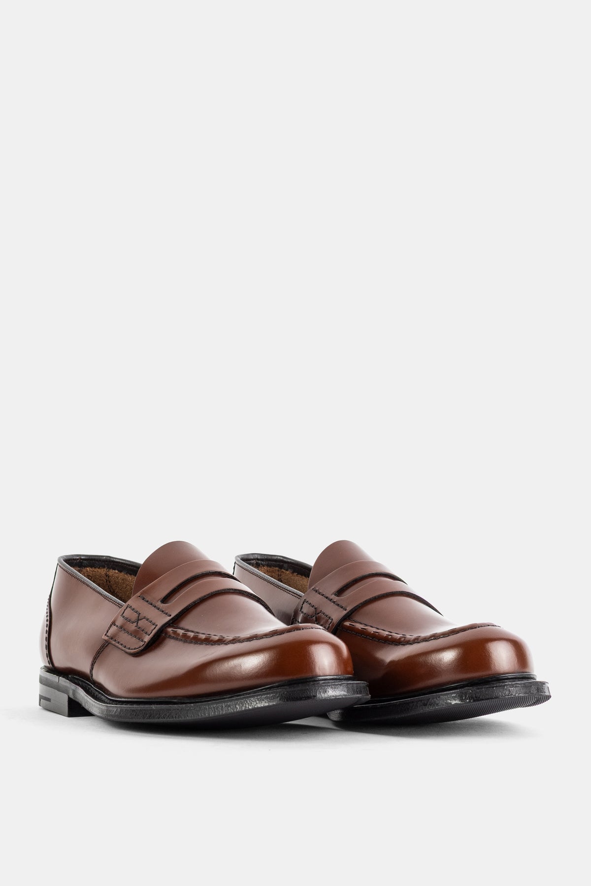 Church's mocassins Farsley 2.0 homme en cuir tabac verni, vue de trois quarts sur fond blanc