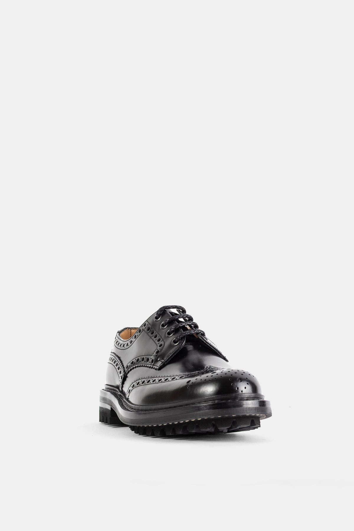 Church's derby Mc Pherson homme vue de face en cuir noir brillant avec perforations brogues et lacets tressés