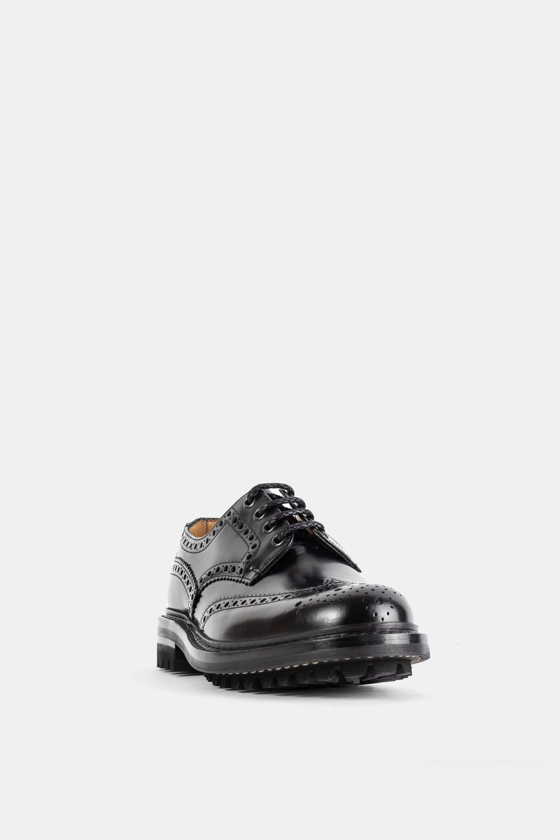 Church's derby Mc Pherson homme vue de face en cuir noir brillant avec perforations brogues et lacets tressés