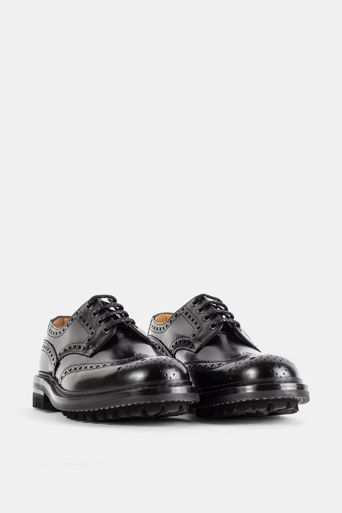 Church's Mc Pherson paire de derbies brogues noirs vue trois quarts avec semelle gomme translucide et tige cuir poli
