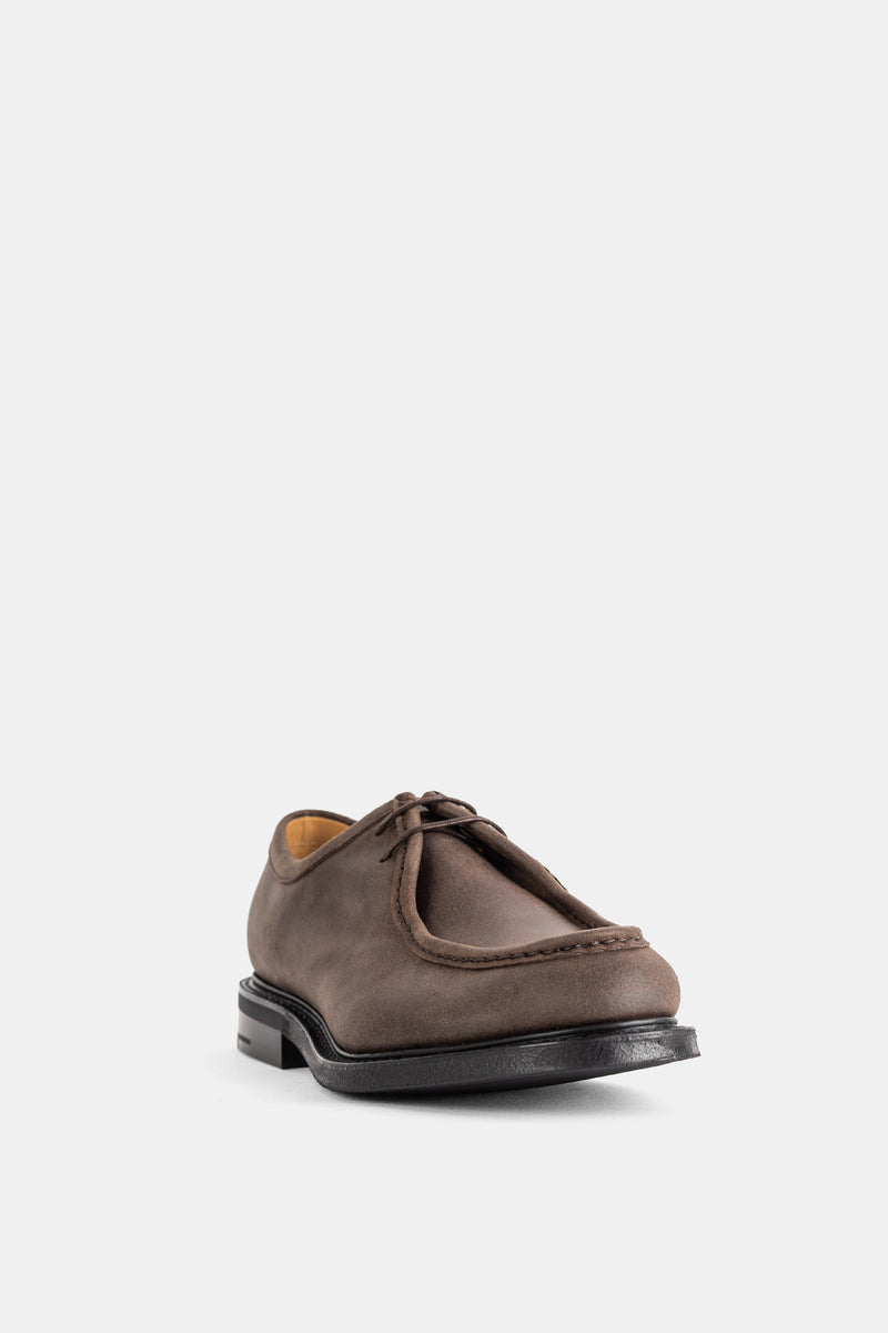 Church's derby homme daim brun couture apron visible en relief, lacets tressés et empeigne moccasin sur semelle noire