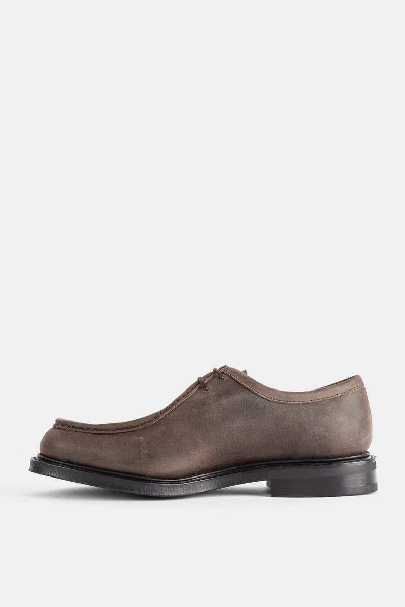 Church's derby homme daim taupe profil latéral, silhouette élancée bout apron et talon cuir noir épais
