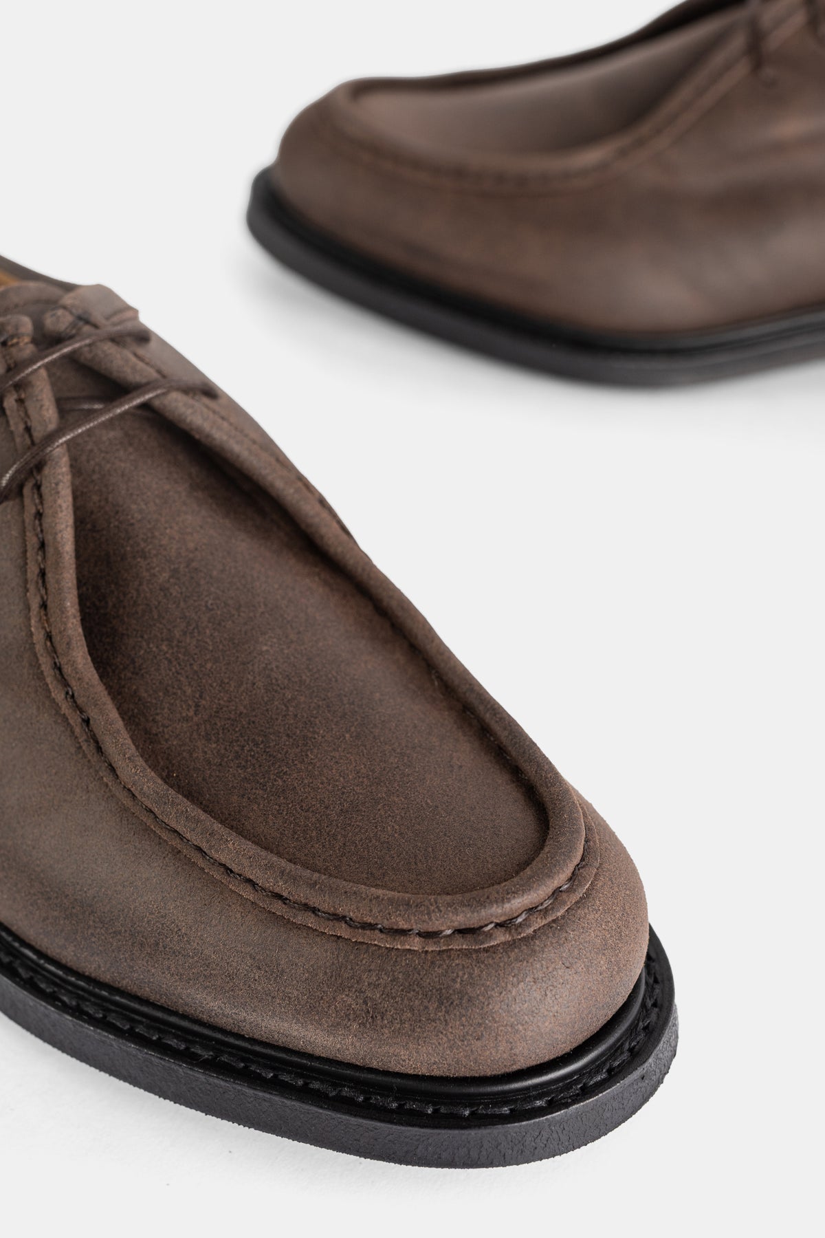 Church's derby daim gris-brun zoom sur couture apron toe et semelle noire, texture veloutée visible