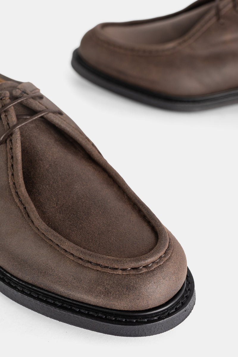 Church's derby daim gris-brun zoom sur couture apron toe et semelle noire, texture veloutée visible