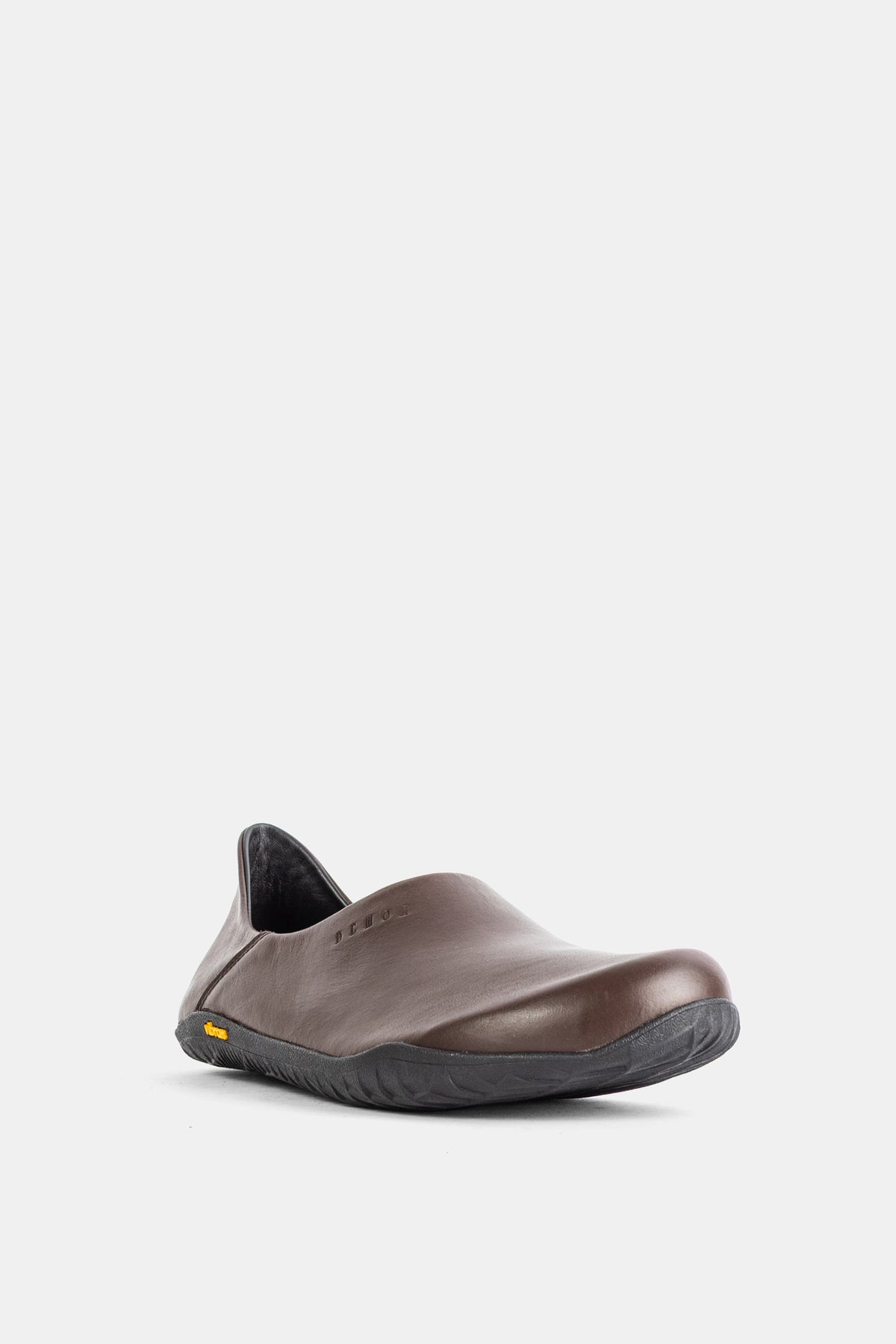 Chaussure Demon Dalmara en cuir marron patiné vue trois quarts, talon montant et liseré jaune sur semelle noire