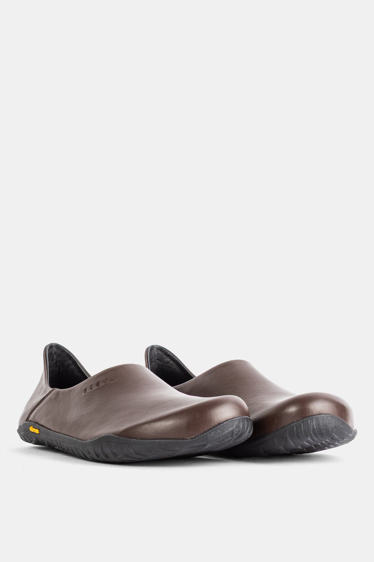 Paire de mules Demon Dalmara homme en cuir grainé marron foncé, semelle Vibram noire profilée, vue de face