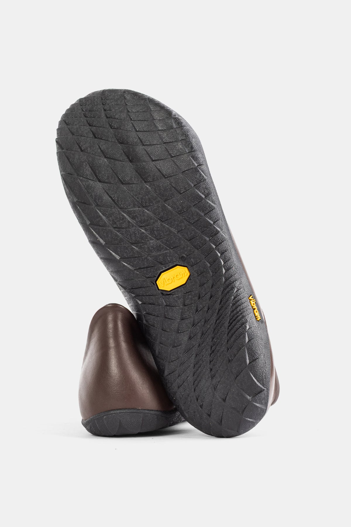 Semelle Vibram noire losangée de la mule Demon Dalmara homme, pastille jaune centrale et tige cuir marron