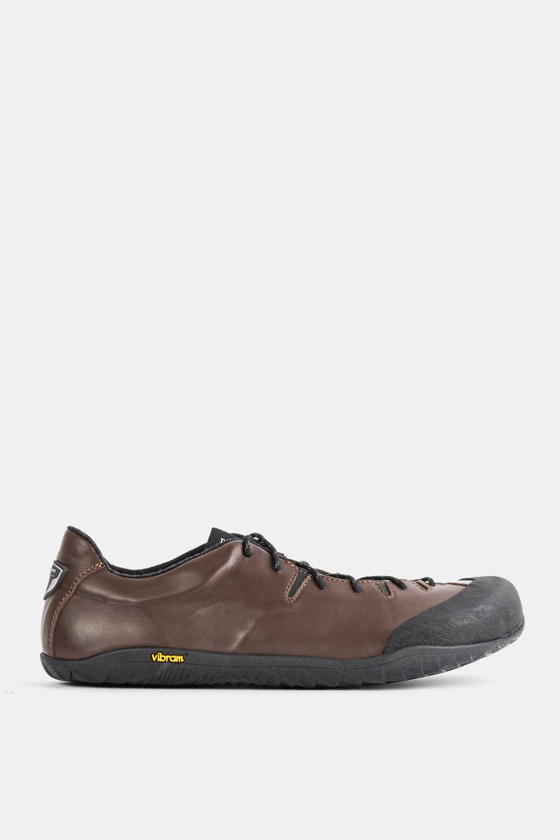 Demon Dalmara Trail flache Unisex-Sneakers aus glattem dunkelbraunem Leder, schwarze Vibram-Sohle.
