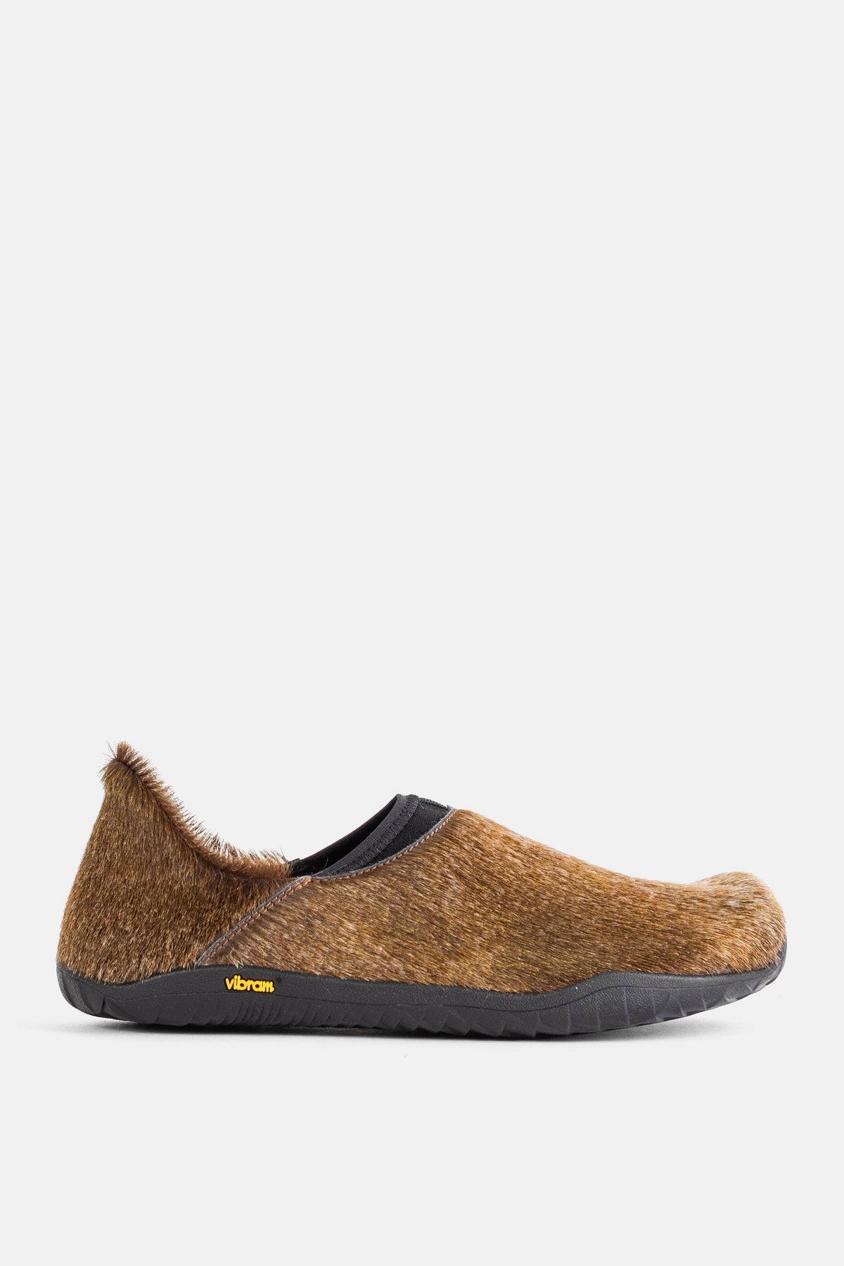 Mules Demon Dalmara Gaiter Fur slip-on em pele com pelo Irish Coffee e sola Vibram preta design unisexo.