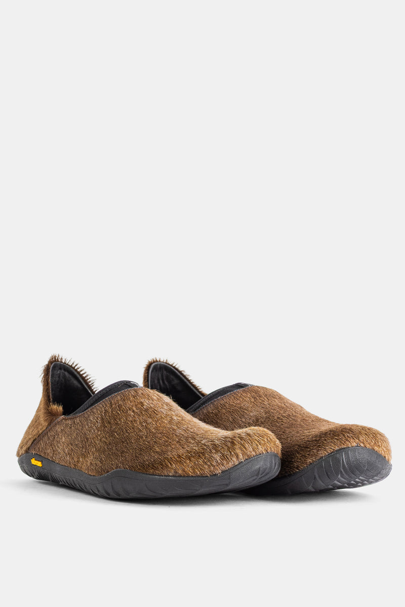 Paar Demon Dalmara Fur Mules in Irish Coffee Braun von vorne, schwarze Vibram Gummisohle und gelbes Logo.