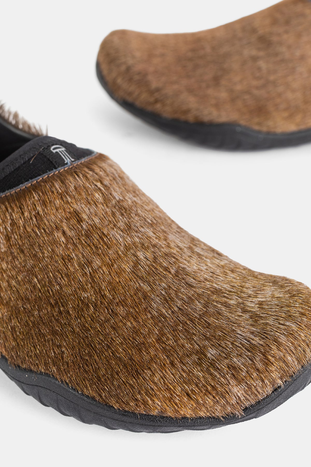 Pormenor da textura de pelo natural castanho da mule Demon Dalmara Fur Irish Coffee, detalhe da gáspea e sola Vibram.