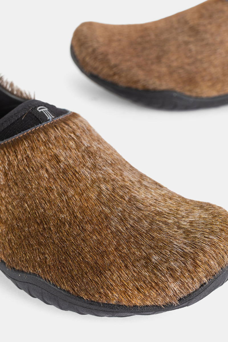 Pormenor da textura de pelo natural castanho da mule Demon Dalmara Fur Irish Coffee, detalhe da gáspea e sola Vibram.