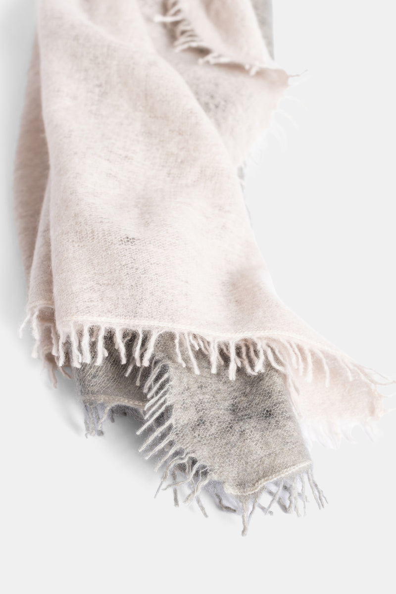 Denis Colomb tweekleurige stola in mohair, detail van lichtroze en taupegrijze franjes met luchtige textuur.