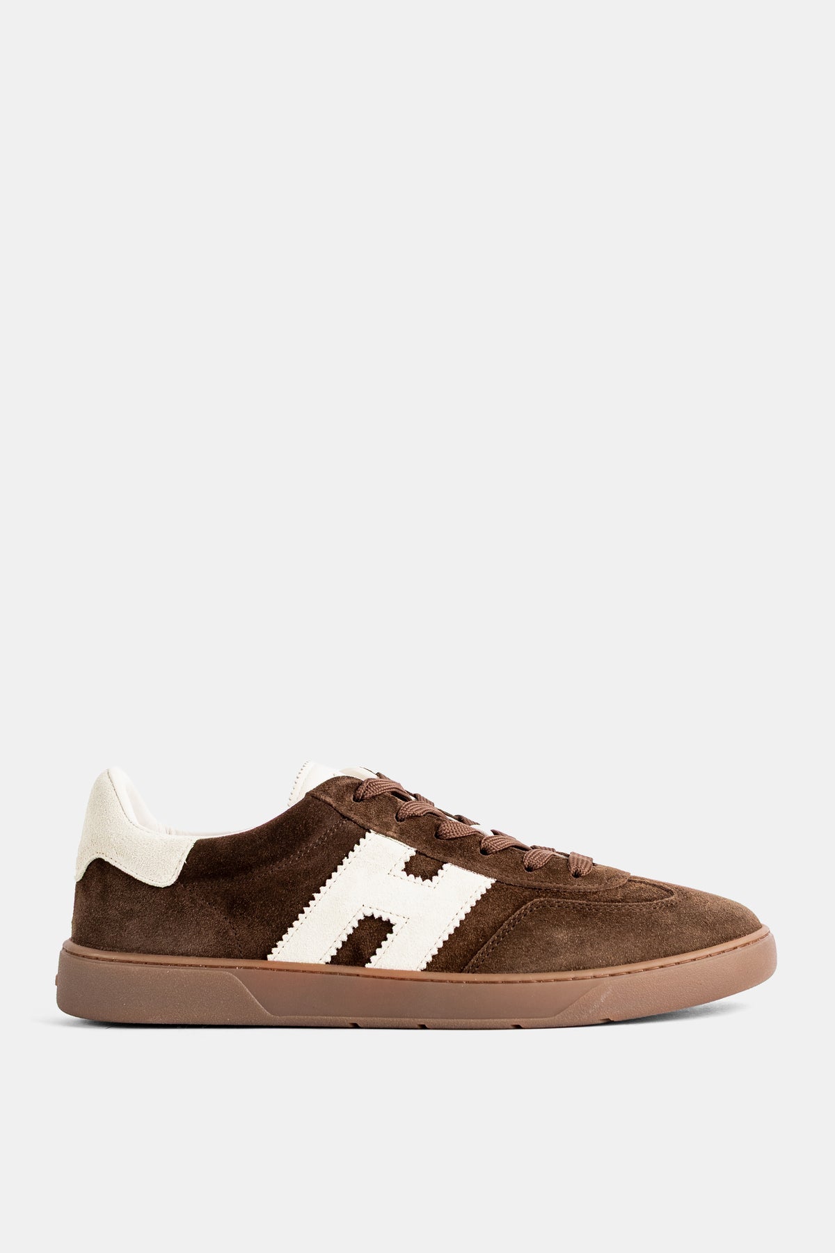 Hogan sneakers Cool in camoscio marrone con logo H ricamato crema e suola in gomma, vista di profilo.