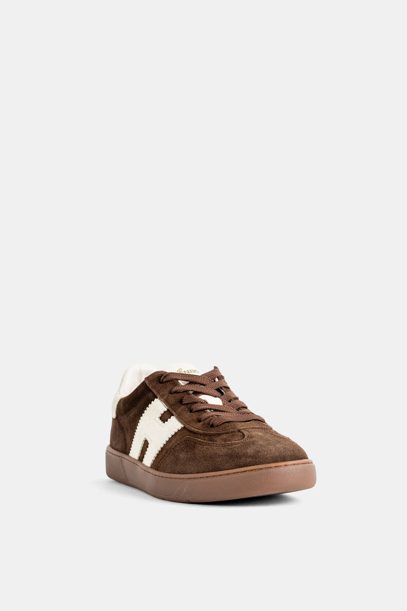 Sneakers Hogan Cool uomo in camoscio cioccolato, lacci abbinati e talloncino crema, vista di tre quarti.