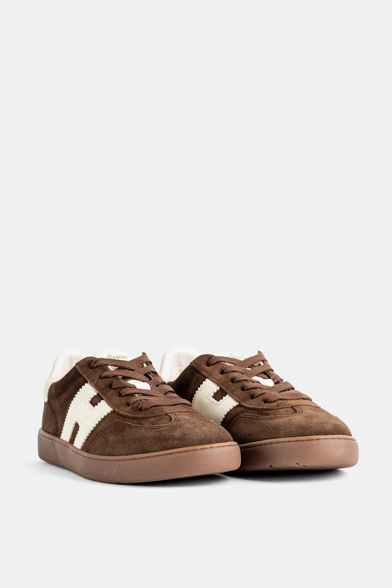 Sneakers Hogan Cool uomo in camoscio marrone tabacco, banda laterale crema e suola in gomma, vista frontale.