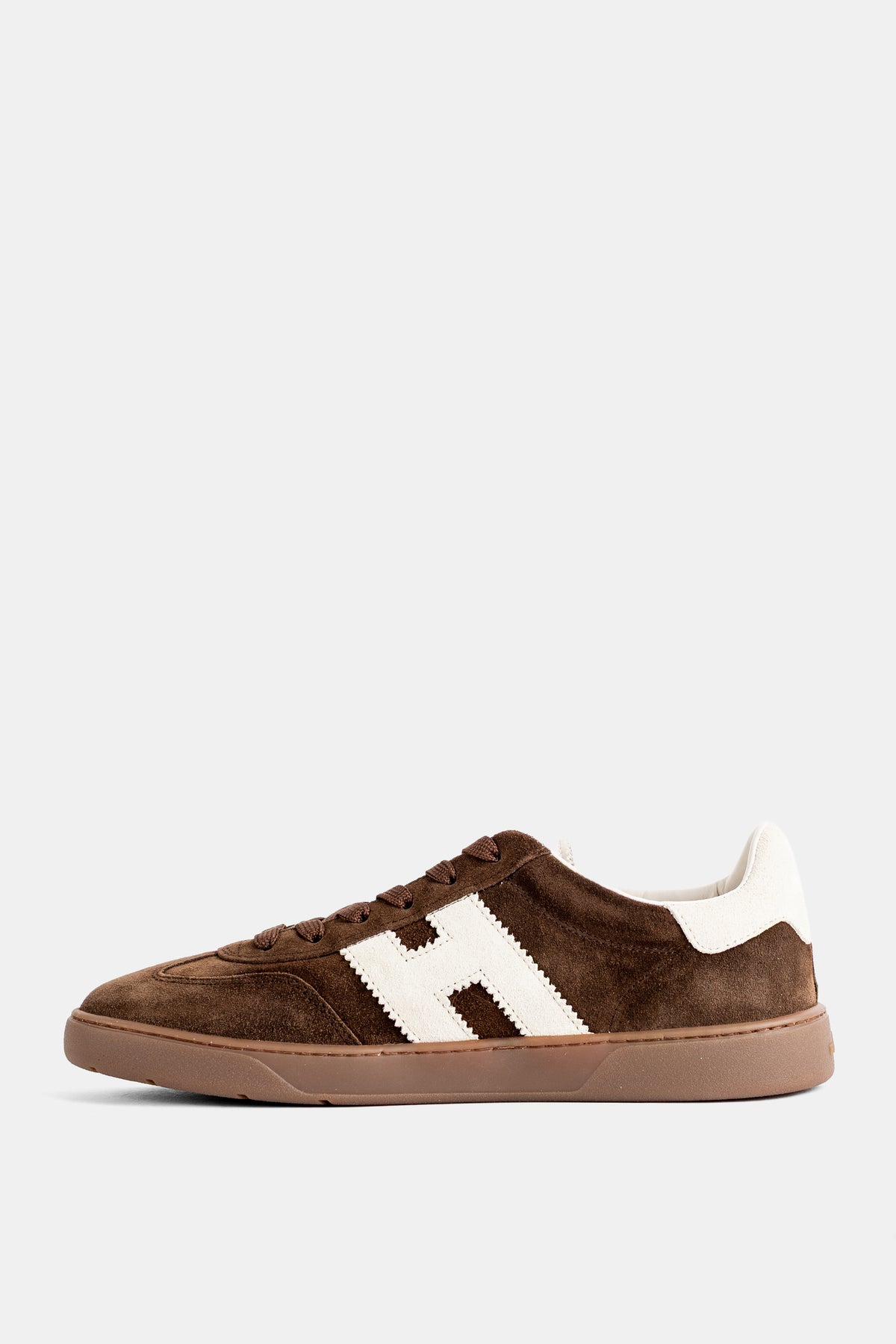Hogan Cool uomo, camoscio marrone lato destro, inserto bianco smerlato e suola caramello semitrasparente.
