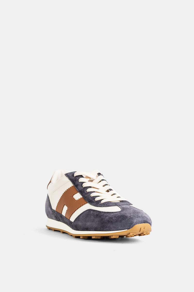 Hogan scarpe uomo vista tre quarti, inserti scamosciati navy, lacci crema e banda laterale pelle cammello.