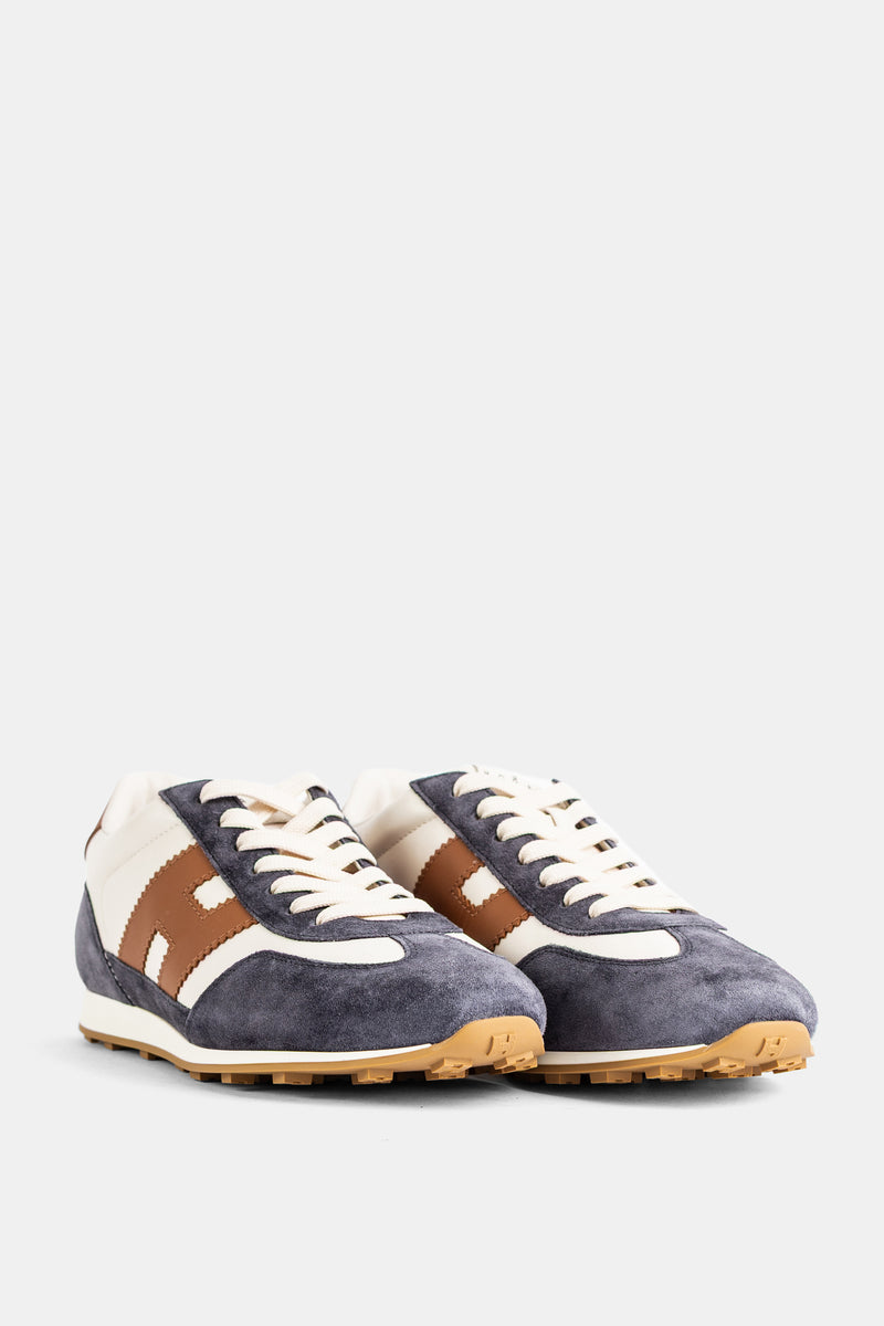 Hogan sneakers bicolore con suola in gomma caramello, pelle scamosciata blu ardesia e linguetta avorio imbottita.