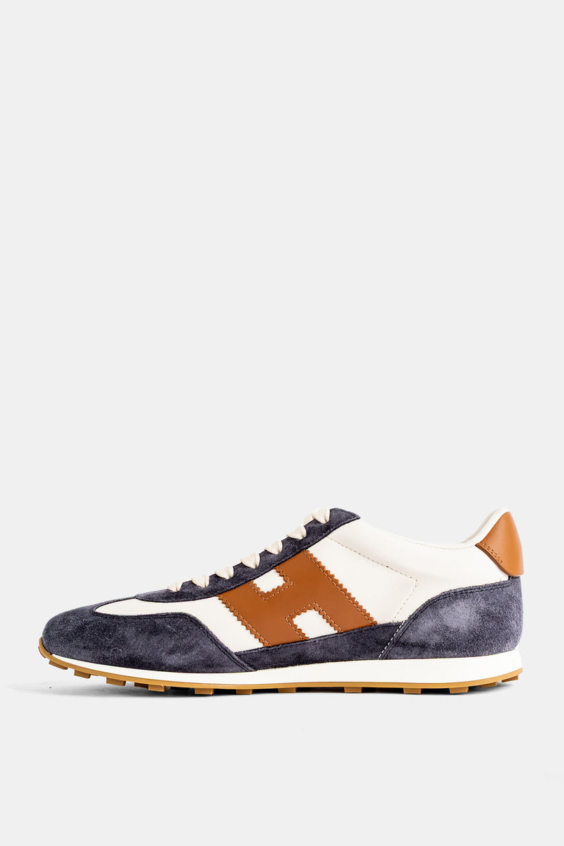 Hogan sneaker uomo profilo laterale, contrafforte cammello, pelle scamosciata antracite e logo H traforato.