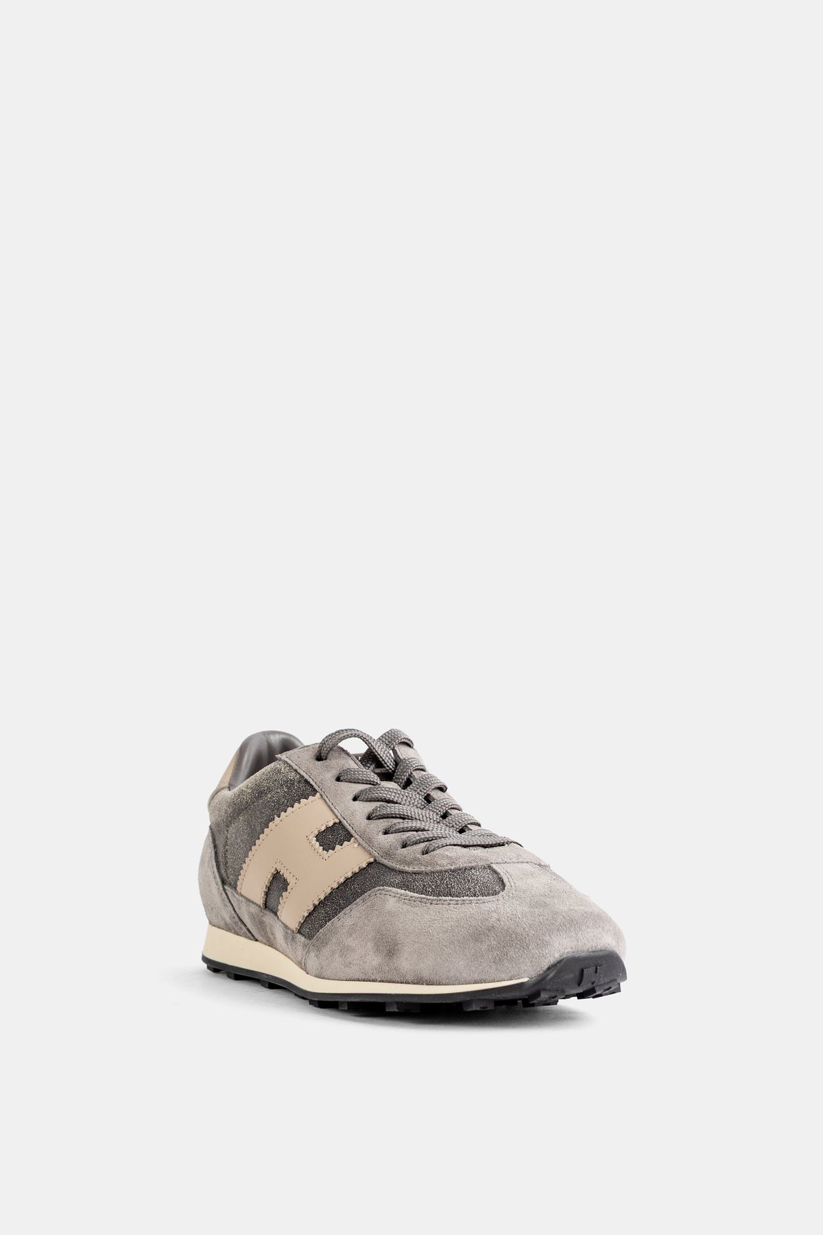 Sneaker uomo Hogan a tre quarti in camoscio grigio, suola in para avorio e lacci intrecciati abbinati