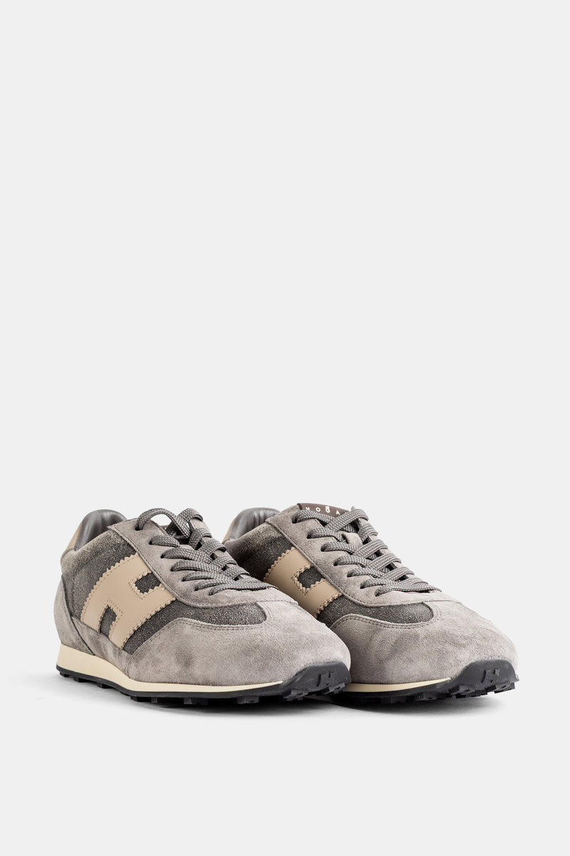 Coppia di sneakers Hogan Olympia in camoscio grigio fumo, dettaglio H beige e suola runner dentellata